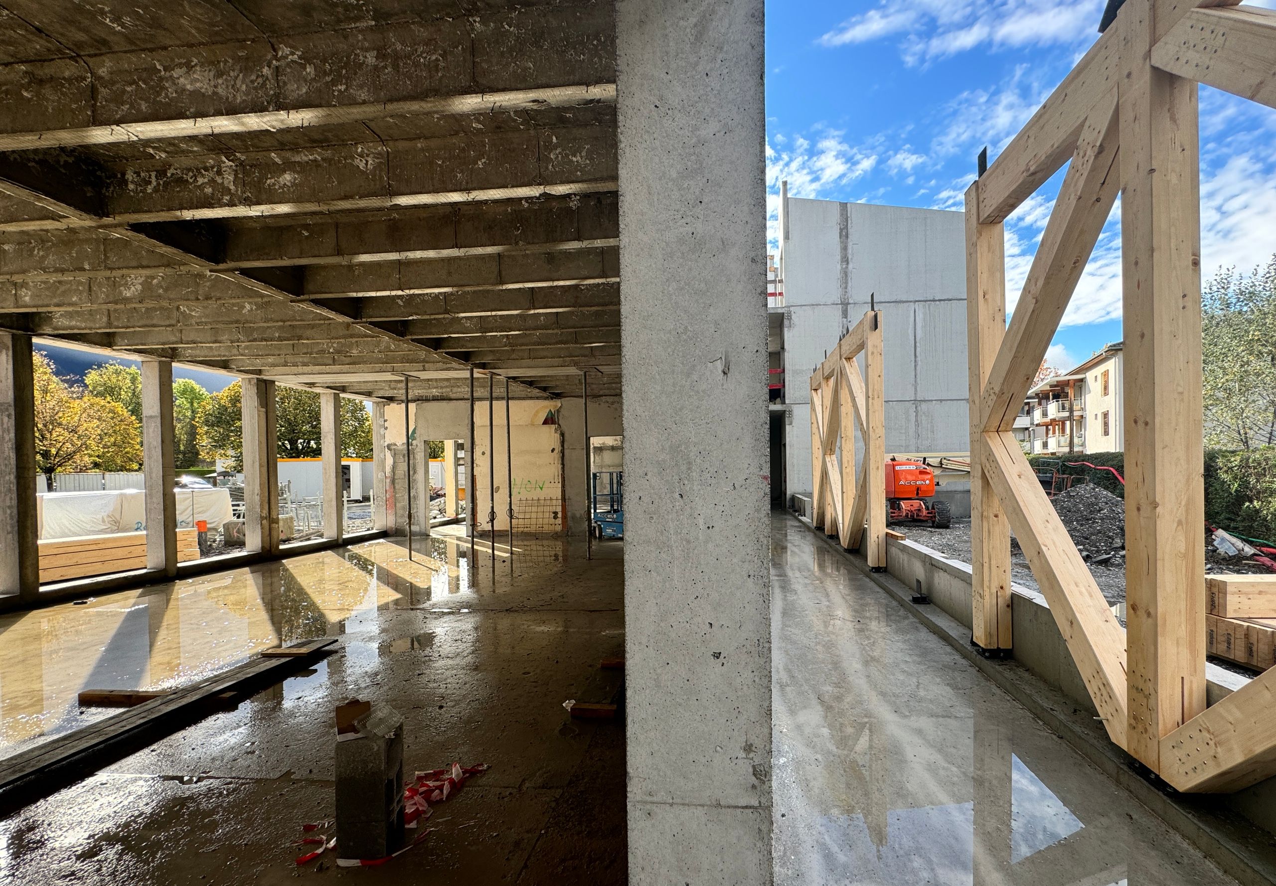Chantier du groupe scolaire du Bouchet à Bonneville : structure béton existante curée à gauche, ossature bois en surélévation-extension en cours de montage à droite.