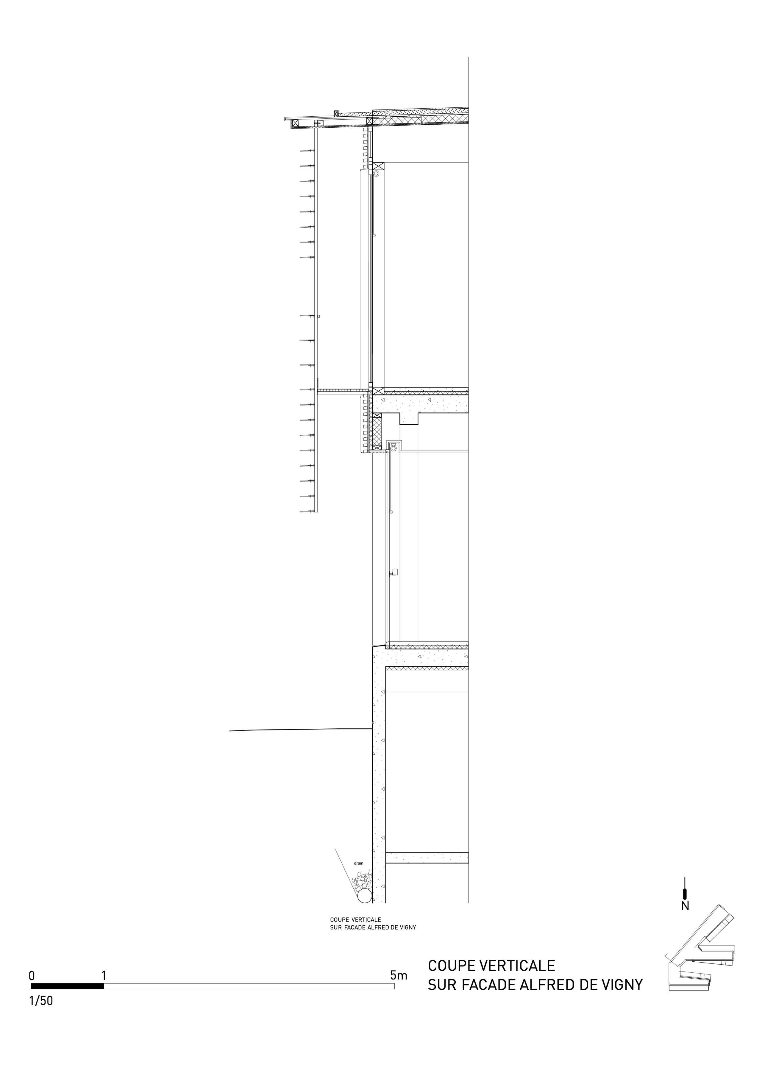 Coupe verticale de la façade Alfred de Vigny de l’EHPAD à Grenoble, montrant structure béton, isolation, vêture et brise-soleil bois en détail constructif.