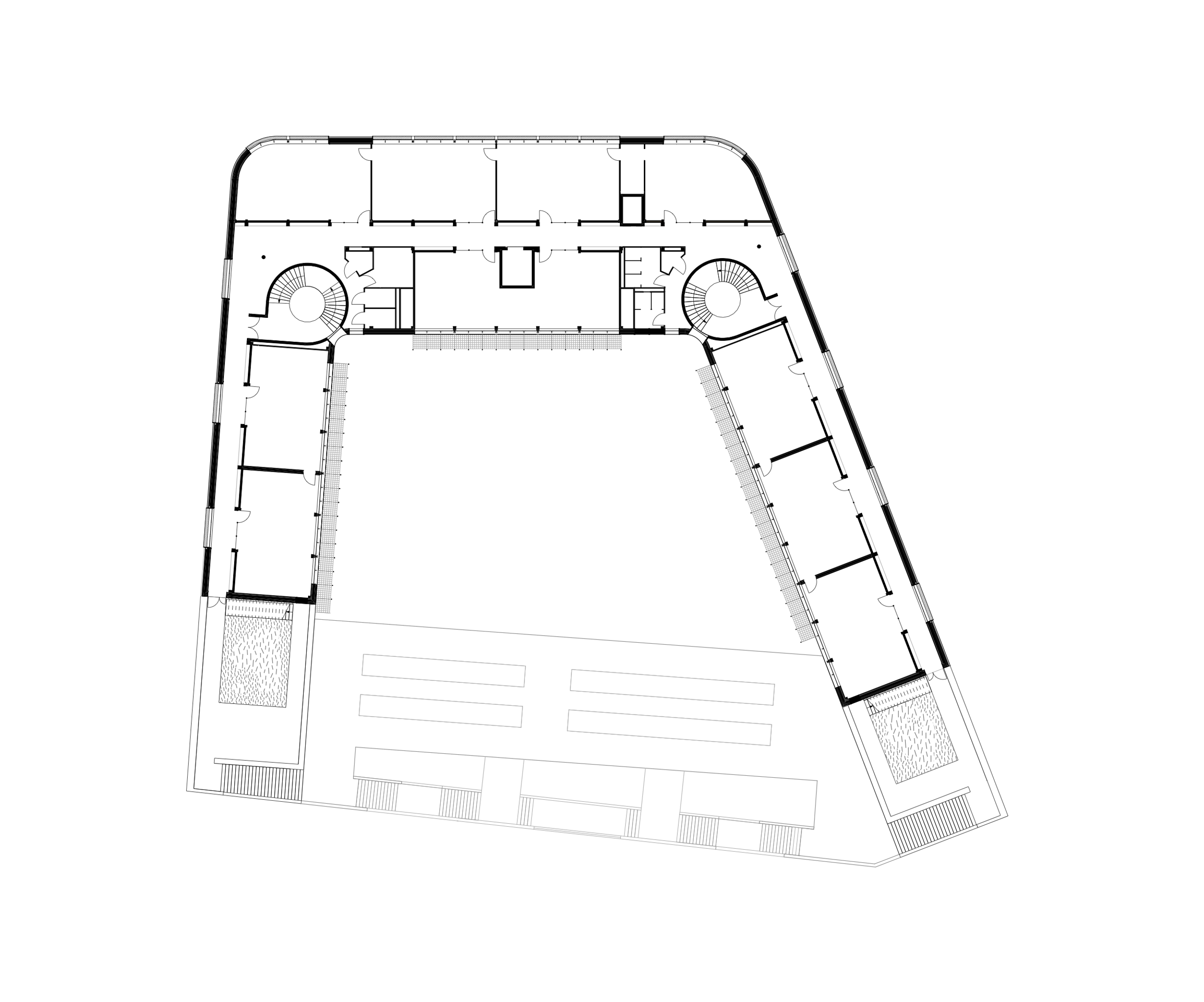 Plan en U du Groupe scolaire Dominique Frelaut à Colombes, montrant l’enceinte bâtie autour de la cour centrale et les circulations longitudinales.