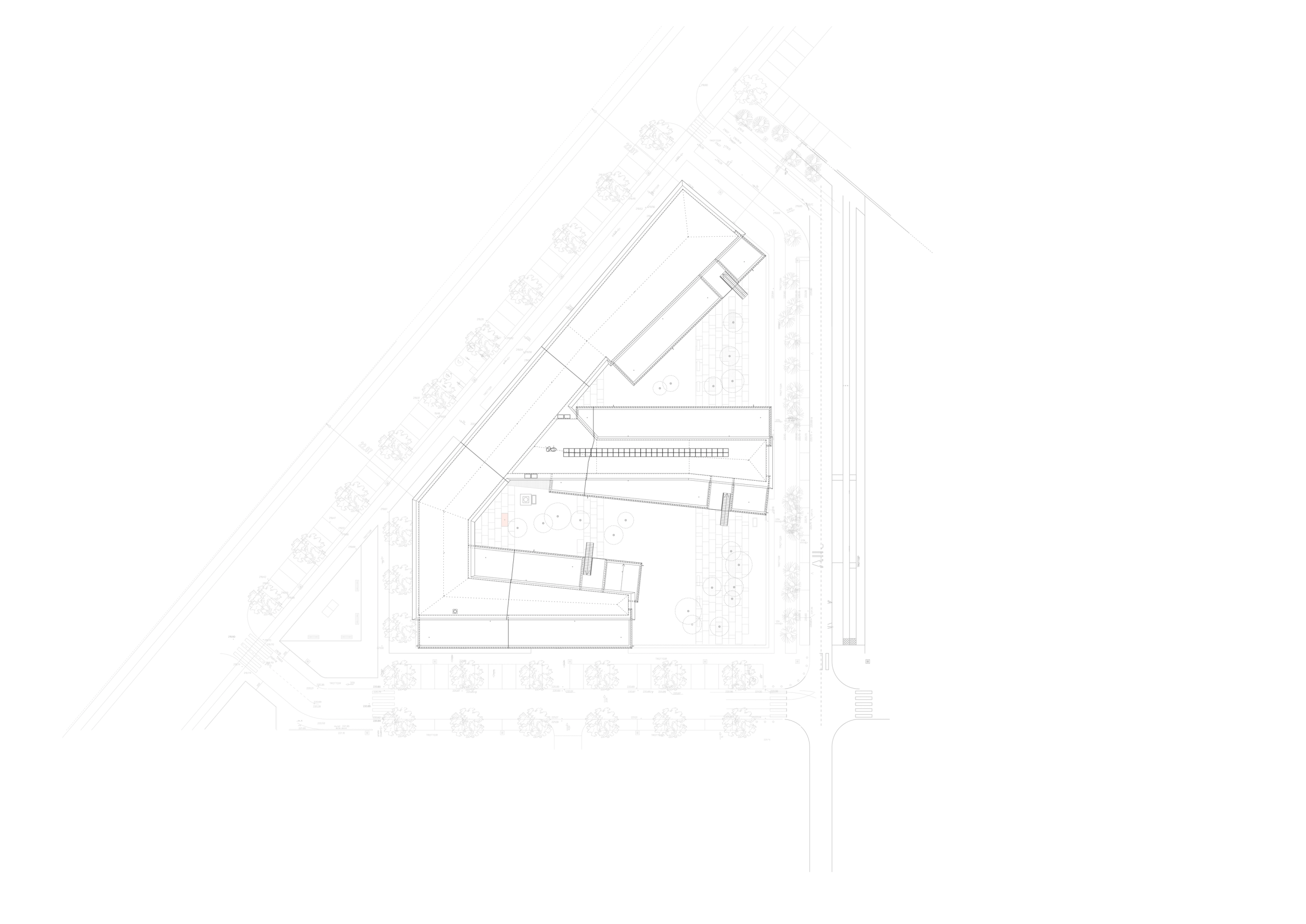 Plan masse de l’EHPAD à Grenoble : trois ailes sur parcelle triangulaire, patios paysagers intérieurs et organisation des circulations autour des jardins.