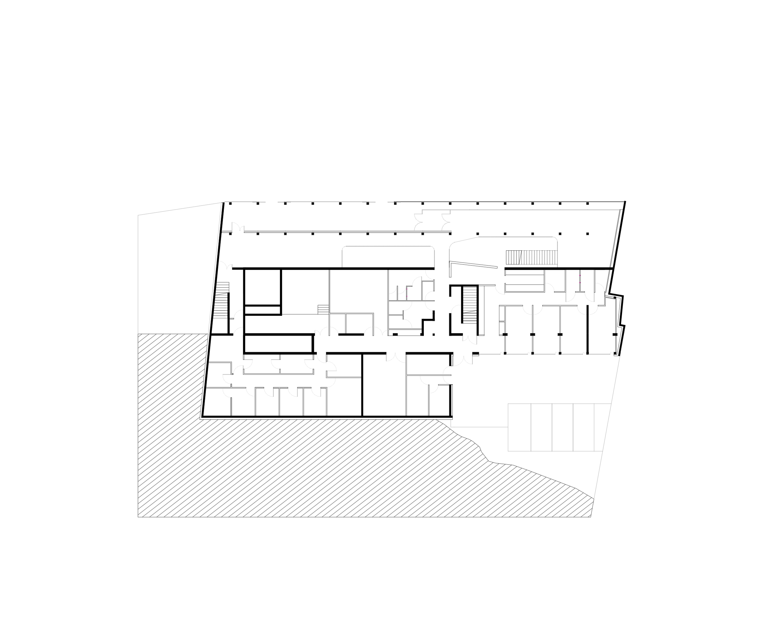 Plan de niveau du Biodiversarium à Banyuls-sur-Mer, montrant l’organisation compacte des aquariums, laboratoires et circulations entre falaise et quai.
