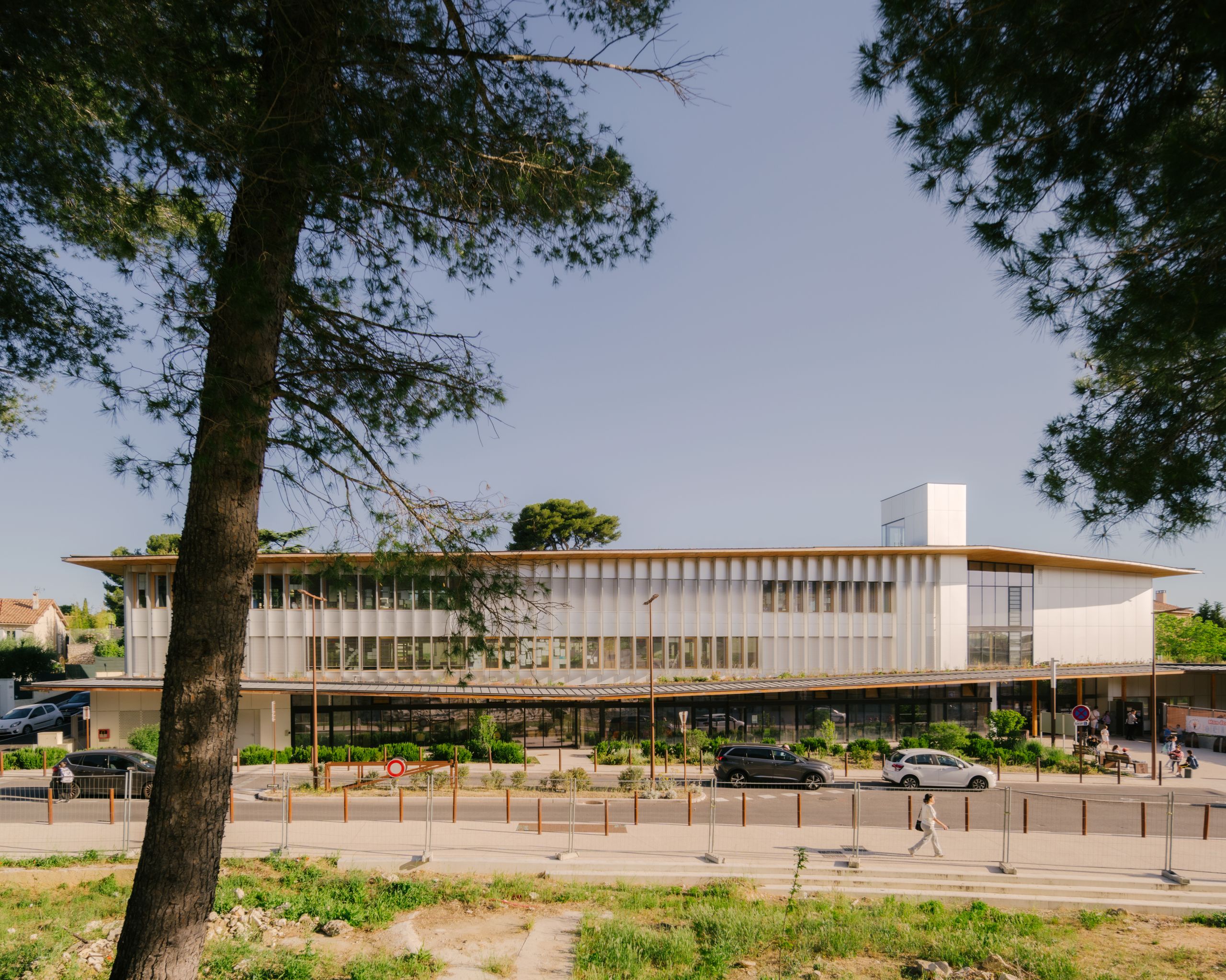 Façade longitudinale de la médiathèque et School complex Claudie Haigneré aux Pennes-Mirabeau, volumes en terrasses, brise-soleil verticaux et toitures végétalisées.