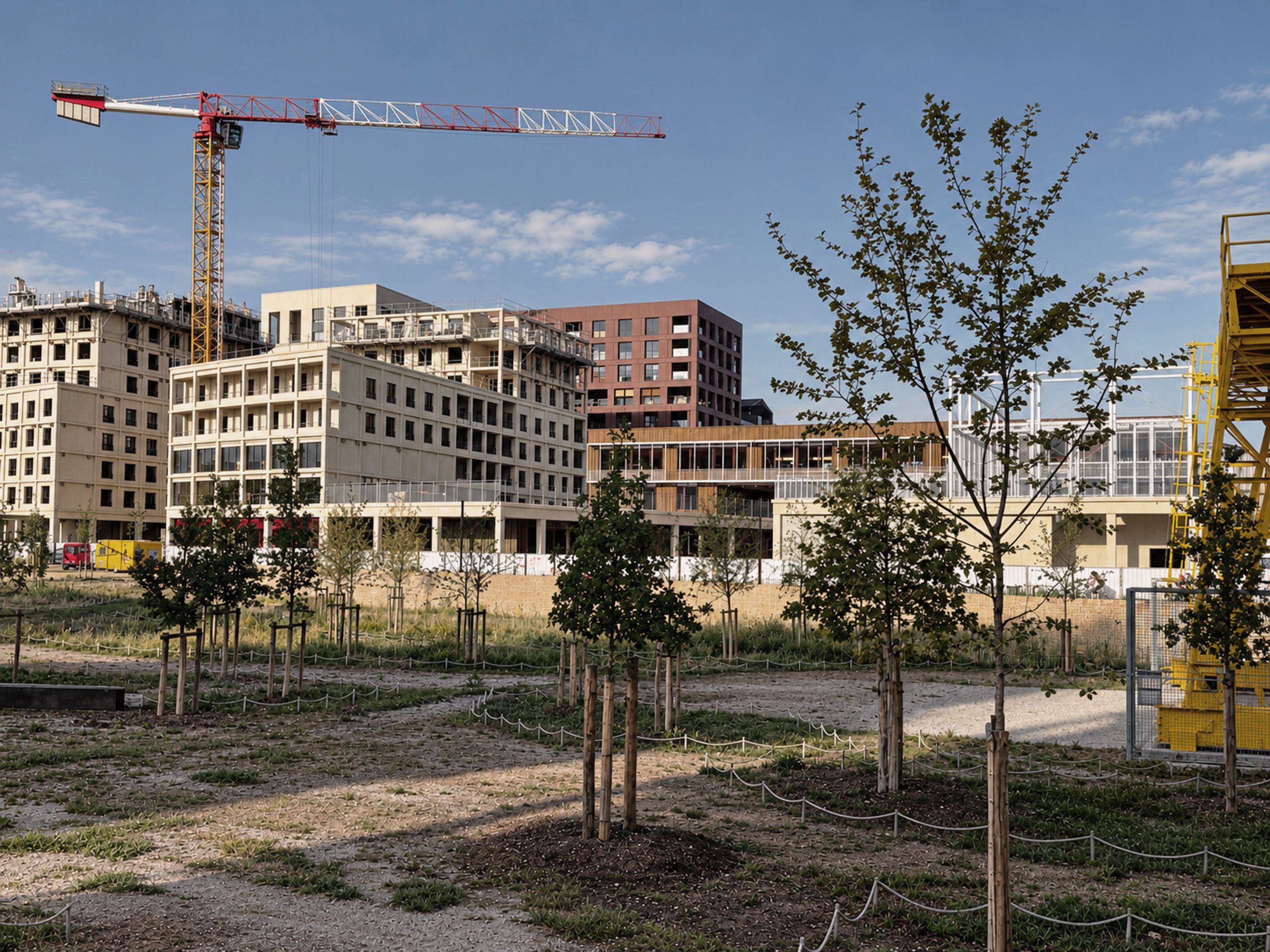 Chantier de l’îlot 8.10 à Bordeaux : groupe scolaire Frida Kahlo et logements à trames régulières, ouverts sur un parc planté.