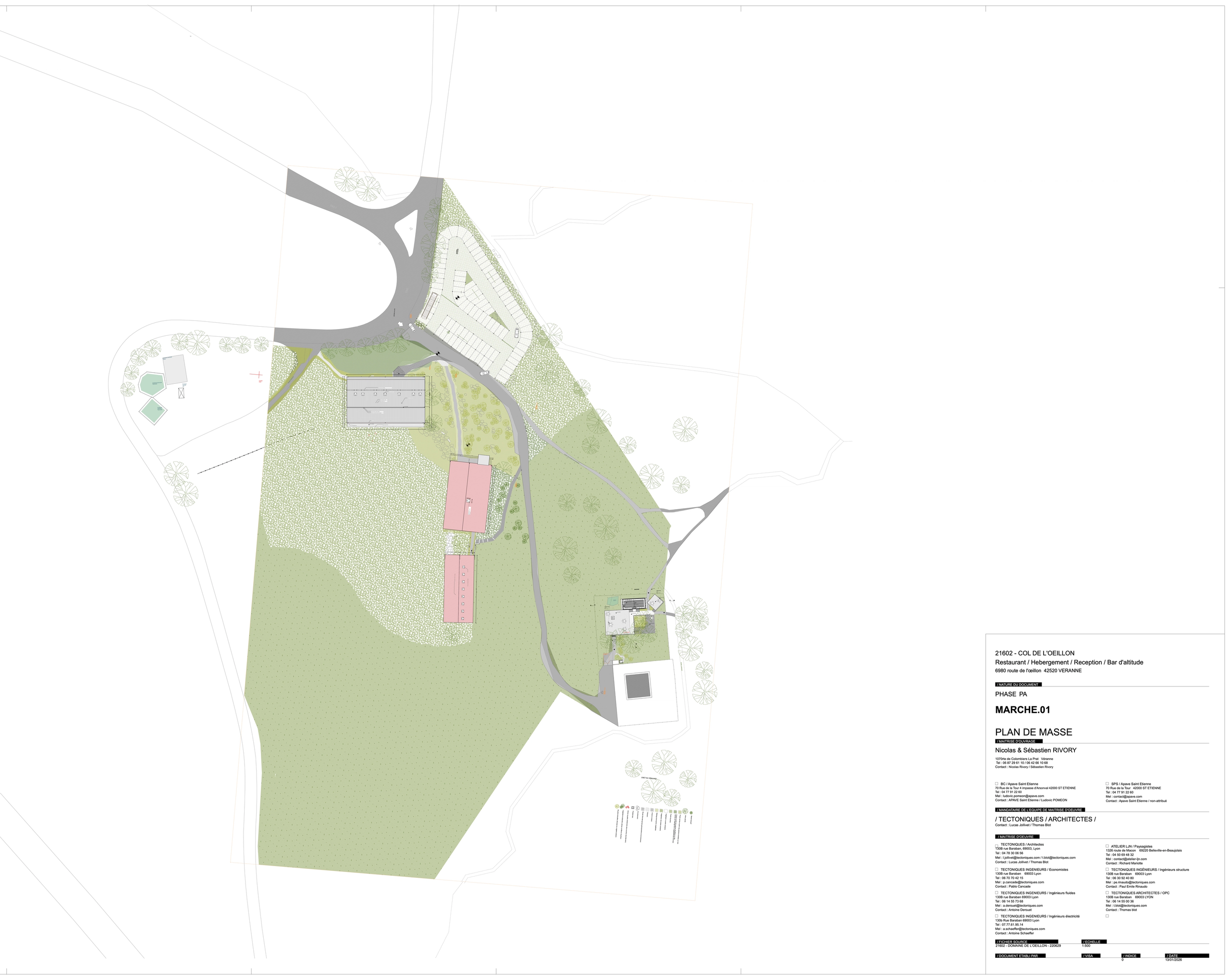 Plan de masse de la restructuration de l’auberge du col de l’Oeillon à Véranne, montrant volumes compacts, extensions, parking et cheminements dans le relief naturel.