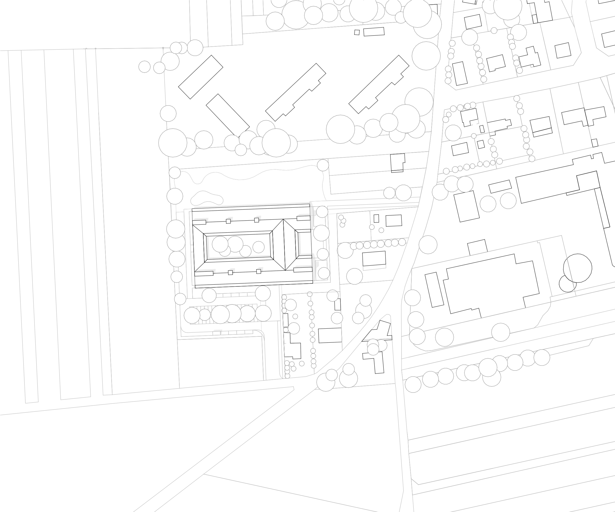 Plan masse du pôle culture, enfance et jeunesse à Saint-Valérien, bâtiment symétrique en U structurant la lisière urbaine entre champs et tissu pavillonnaire.