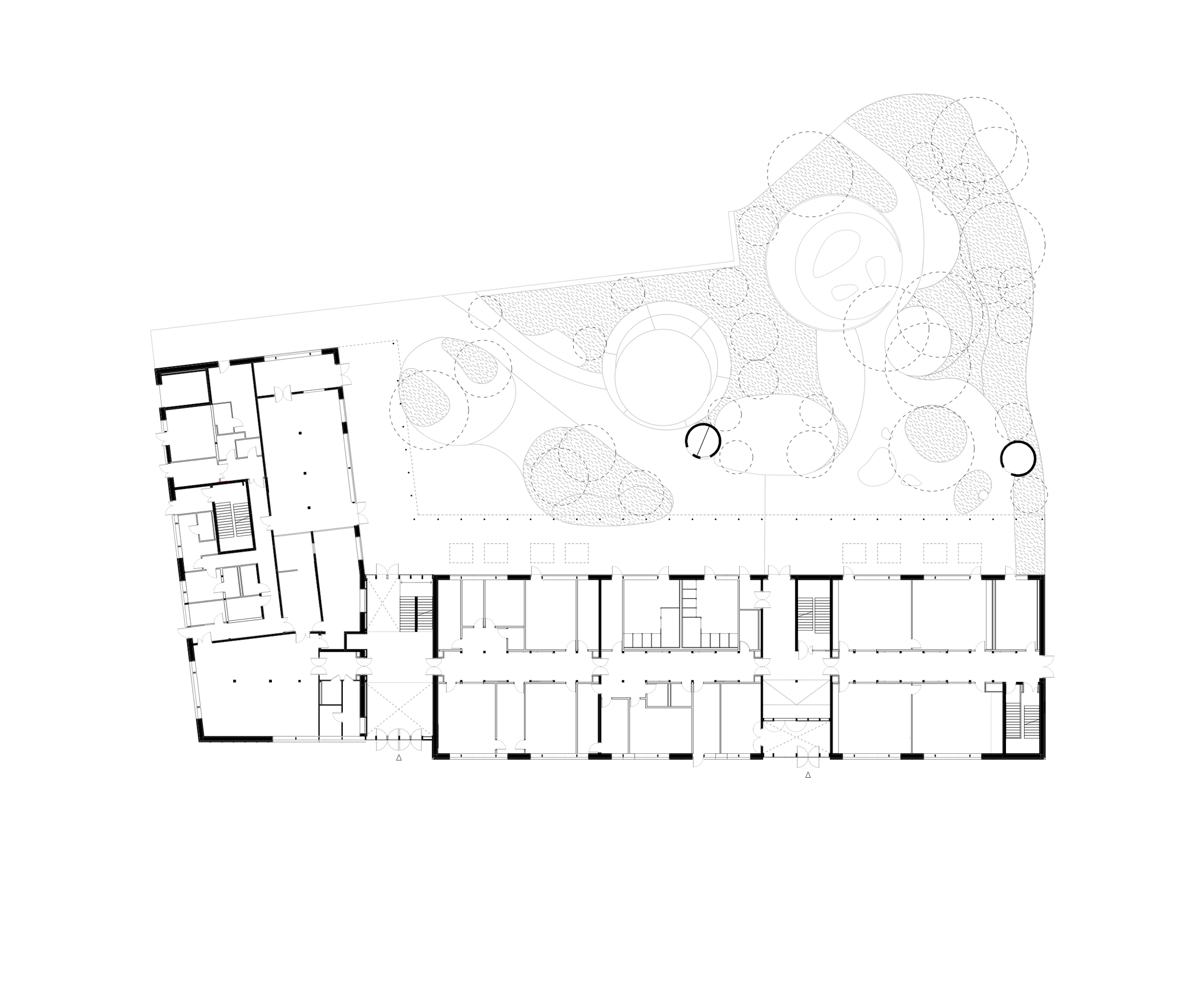 Plan de niveau du Groupe scolaire J.F. Kennedy à Lyon, montrant l’aile linéaire des salles de classe et les circulations ouvertes sur une cour paysagée arborée.