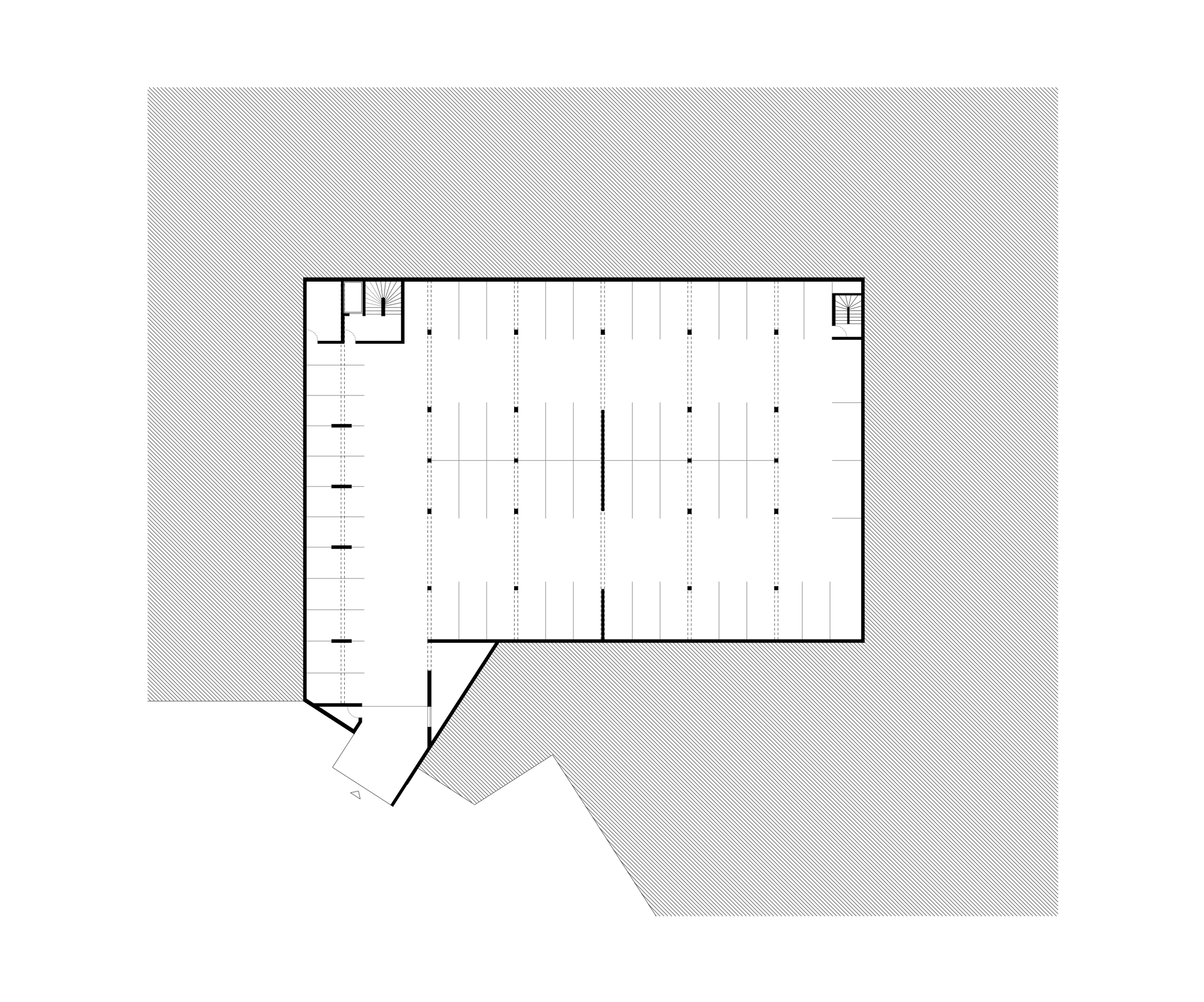 Plan du parking de la Maison des familles à Limonest : plateau rectangulaire rationnel, trame structurelle régulière, circulations latérales et noyaux d’escaliers aux extrémités.