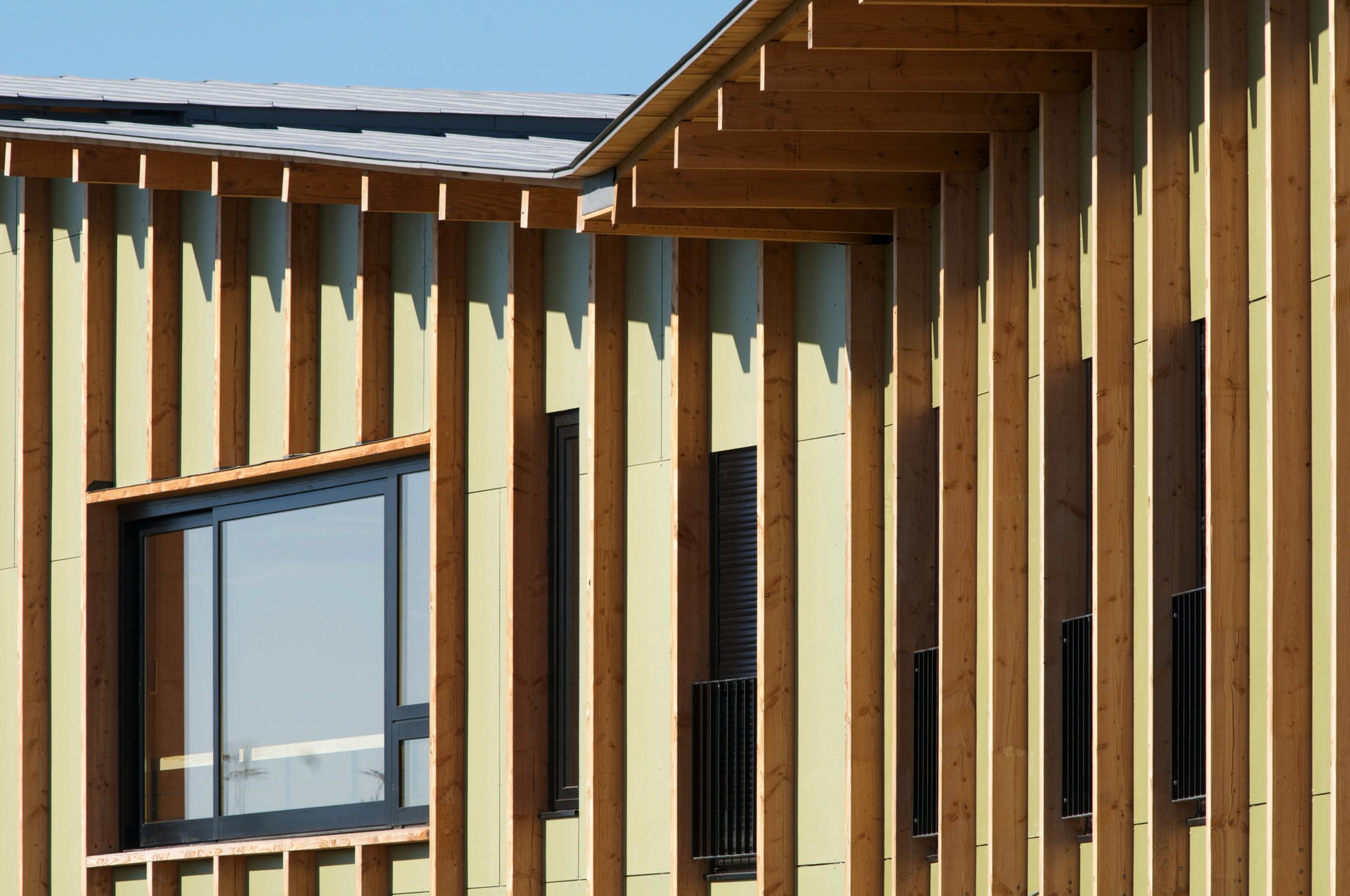 Façade de l’EHPAD de Mervans par Tectoniques, bardage bois vertical rythmé, grandes baies vitrées et toiture débordante marquant les unités de vie.