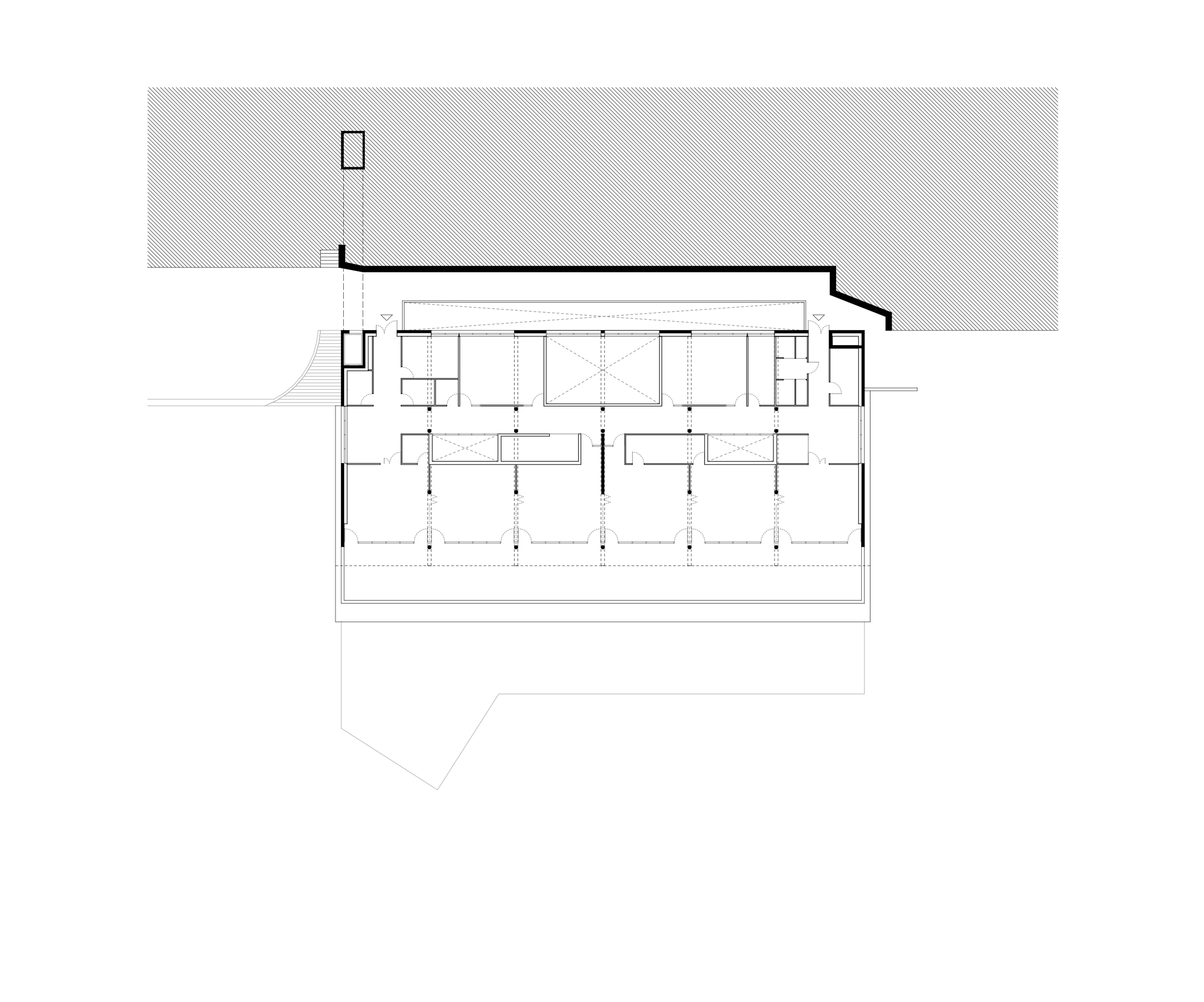 Plan de niveau de la Maison des familles à Limonest, montrant l’organisation en plateaux terrassés, circulations centrales et noyaux techniques rationnels.