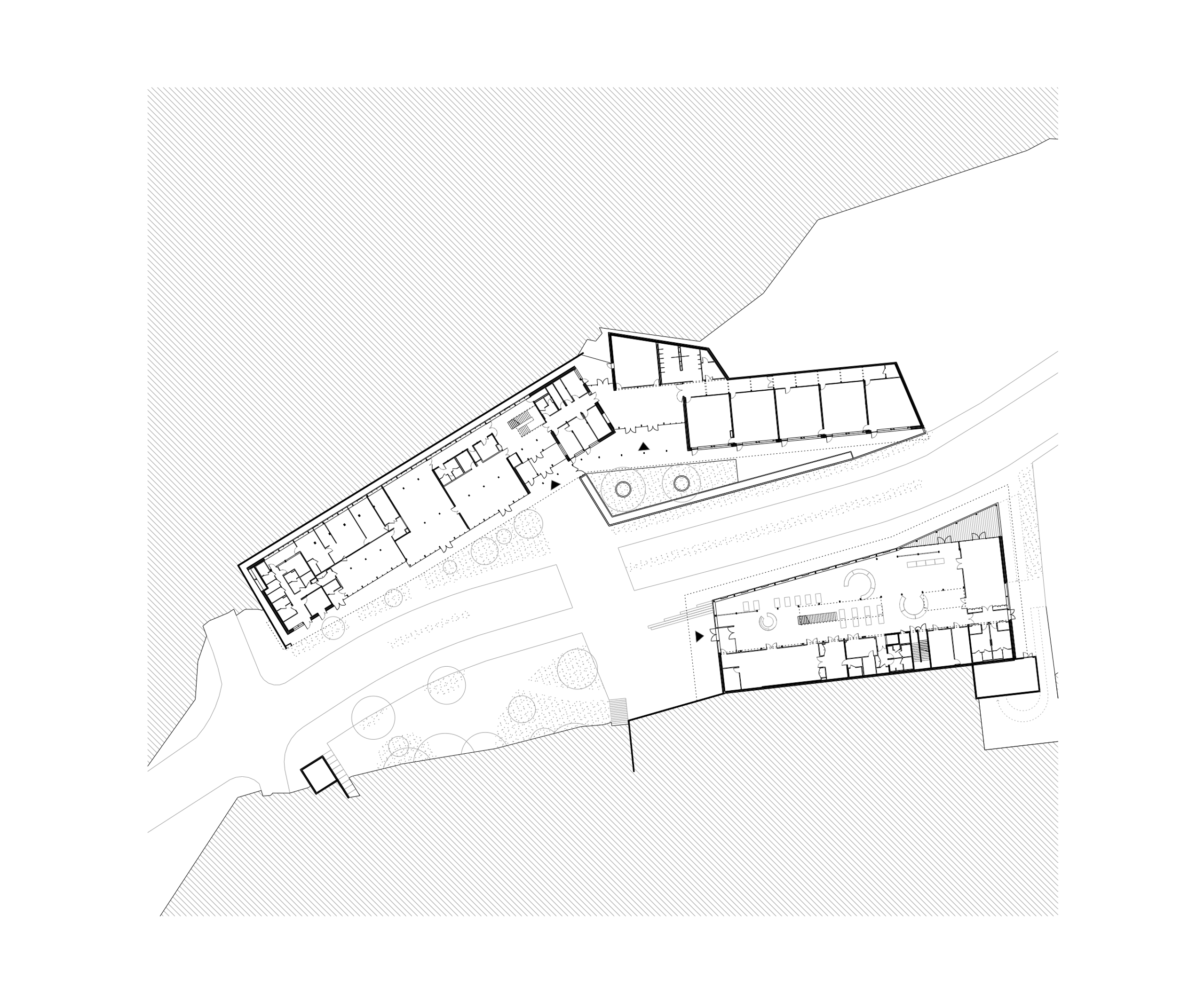 Plan masse de la médiathèque et du School complex Claudie Haigneré aux Pennes-Mirabeau, volumes en terrasses de part et d’autre de la rue dans le vallon.