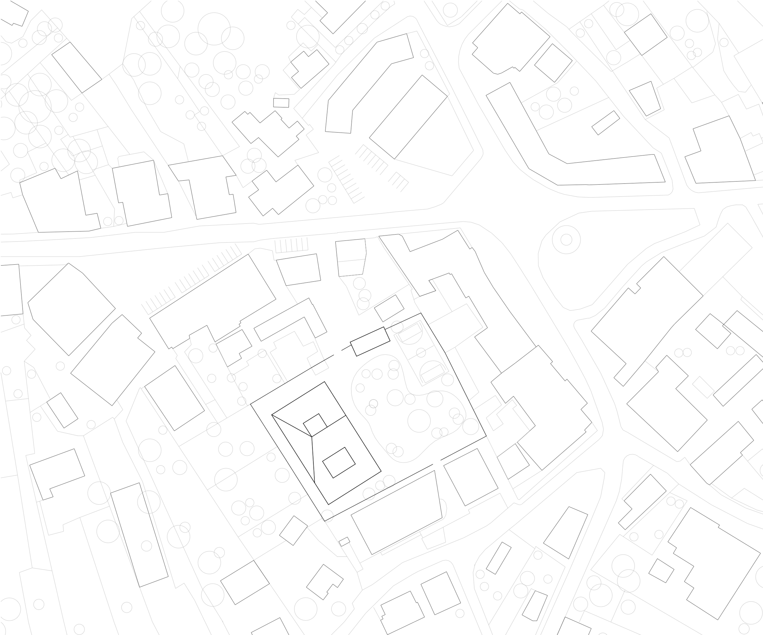 Plan masse du groupe scolaire Louis Pergaud à Levier, bâtiment compact en lisière de parcelle structurant l’îlot et libérant une grande cour centrale arborée.