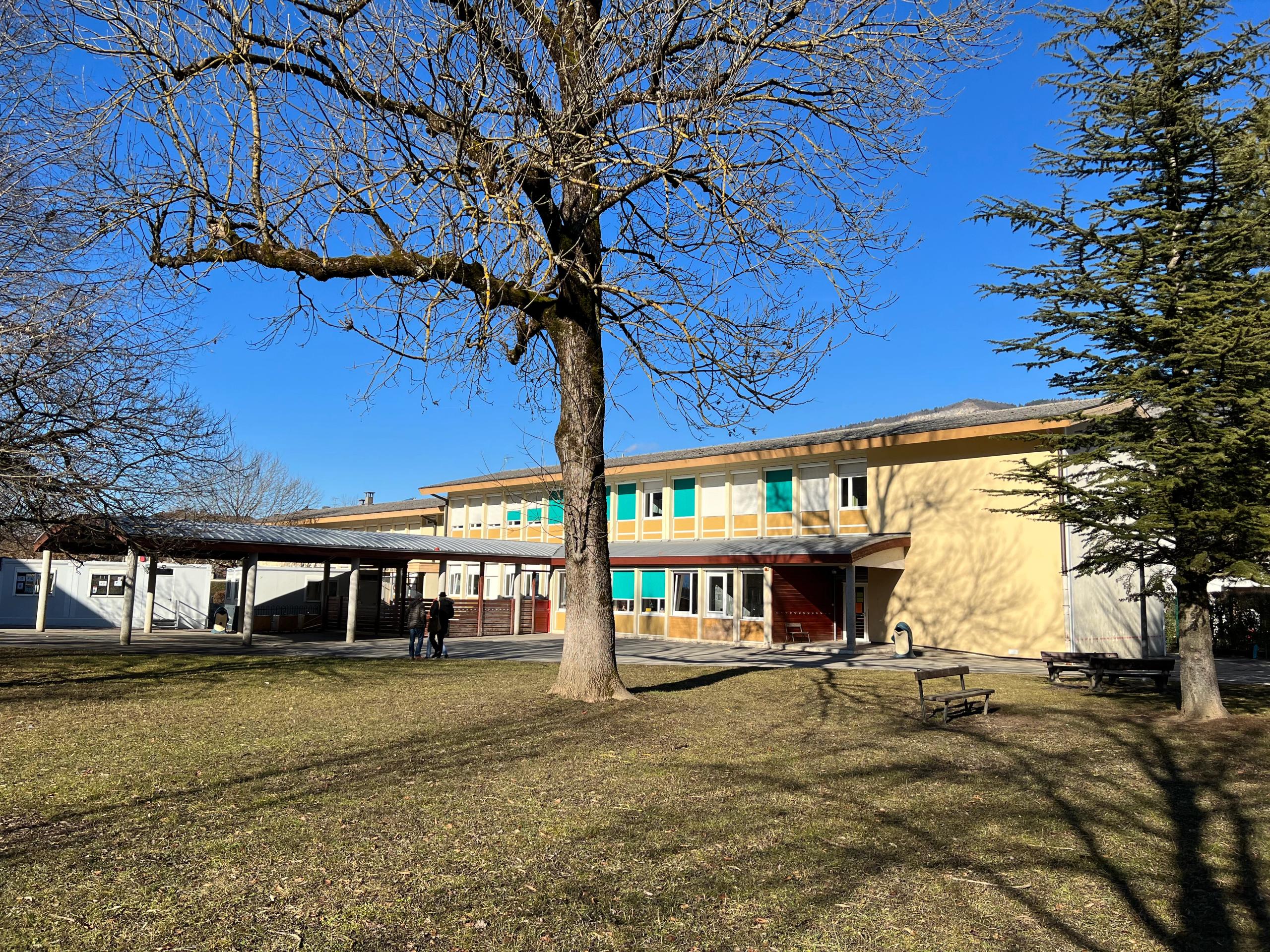 Façade avant travaux du groupe scolaire du Bouchet à Bonneville