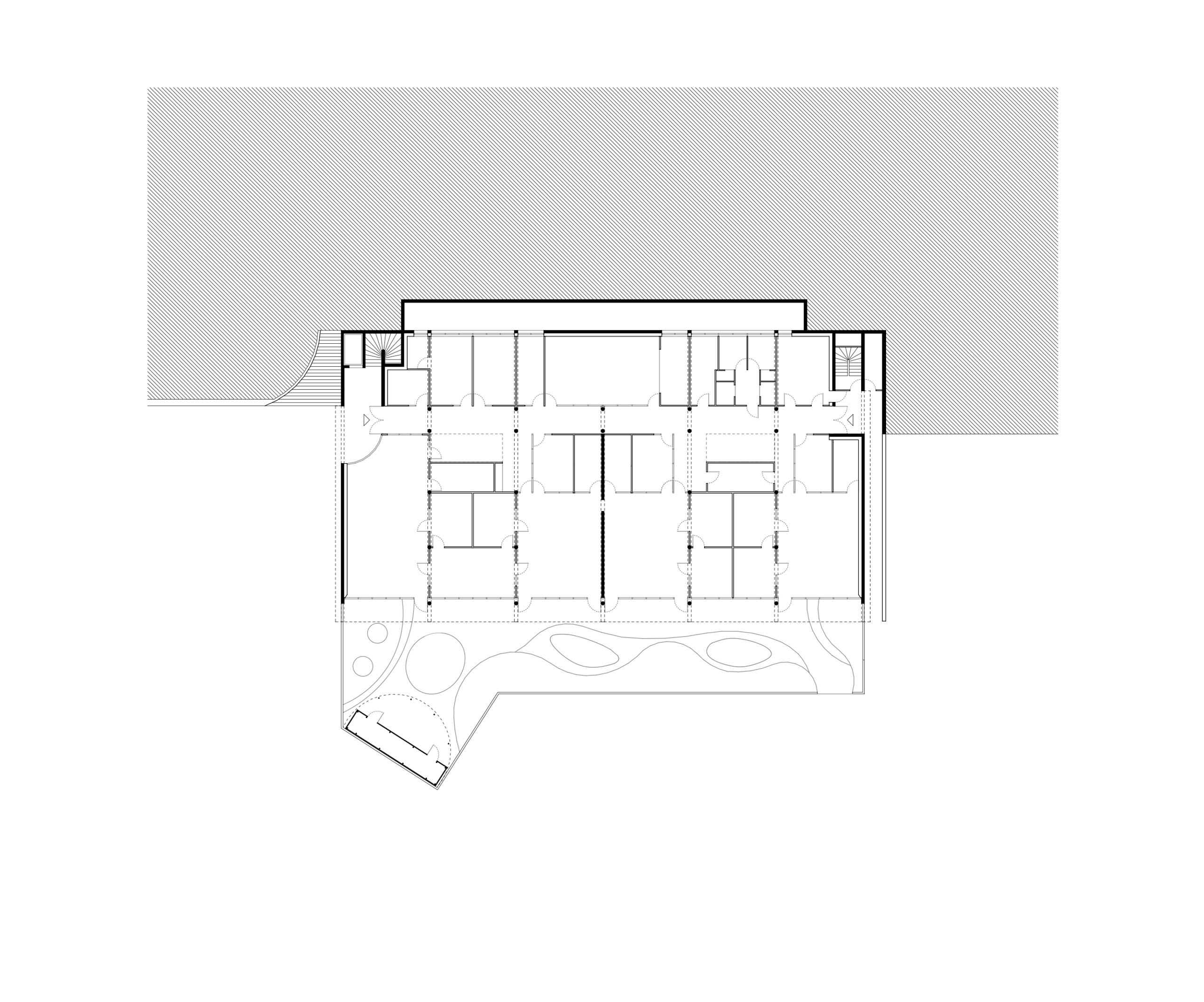 Plan de niveau de la Maison des familles à Limonest, montrant plateaux en strates, circulations centrales et patios éclairant les espaces de crèche et locaux.