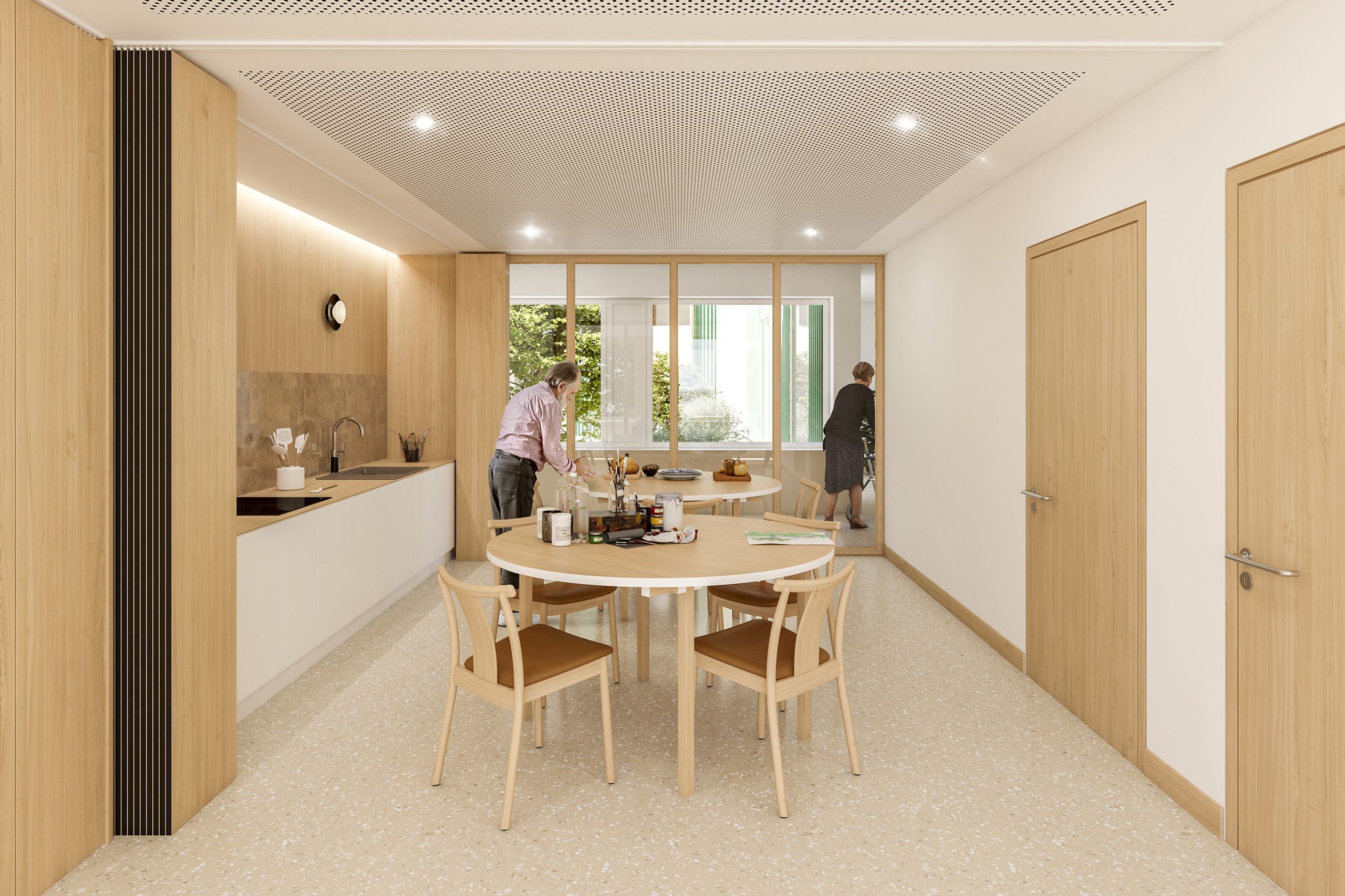 Ehpad d’Auxerre : salle à manger avec cuisine intégrée, menuiseries en bois, plafond acoustique perforé et baie vitrée ouverte sur le parc.
