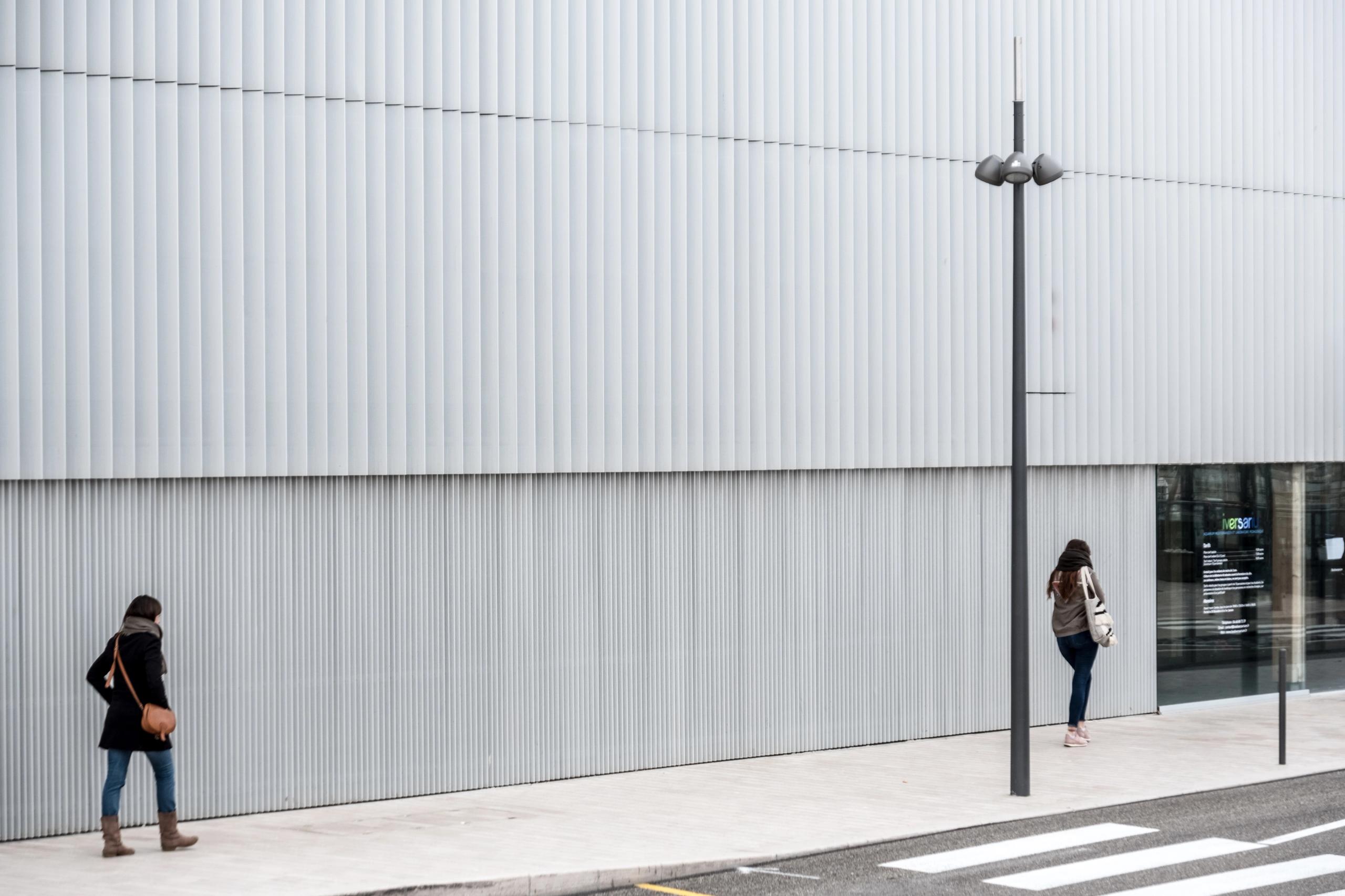 Façade du Biodiversarium à Banyuls-sur-Mer : volume horizontal compact en bardage métallique ondulé, percé d’une entrée vitrée en rez-de-chaussée.