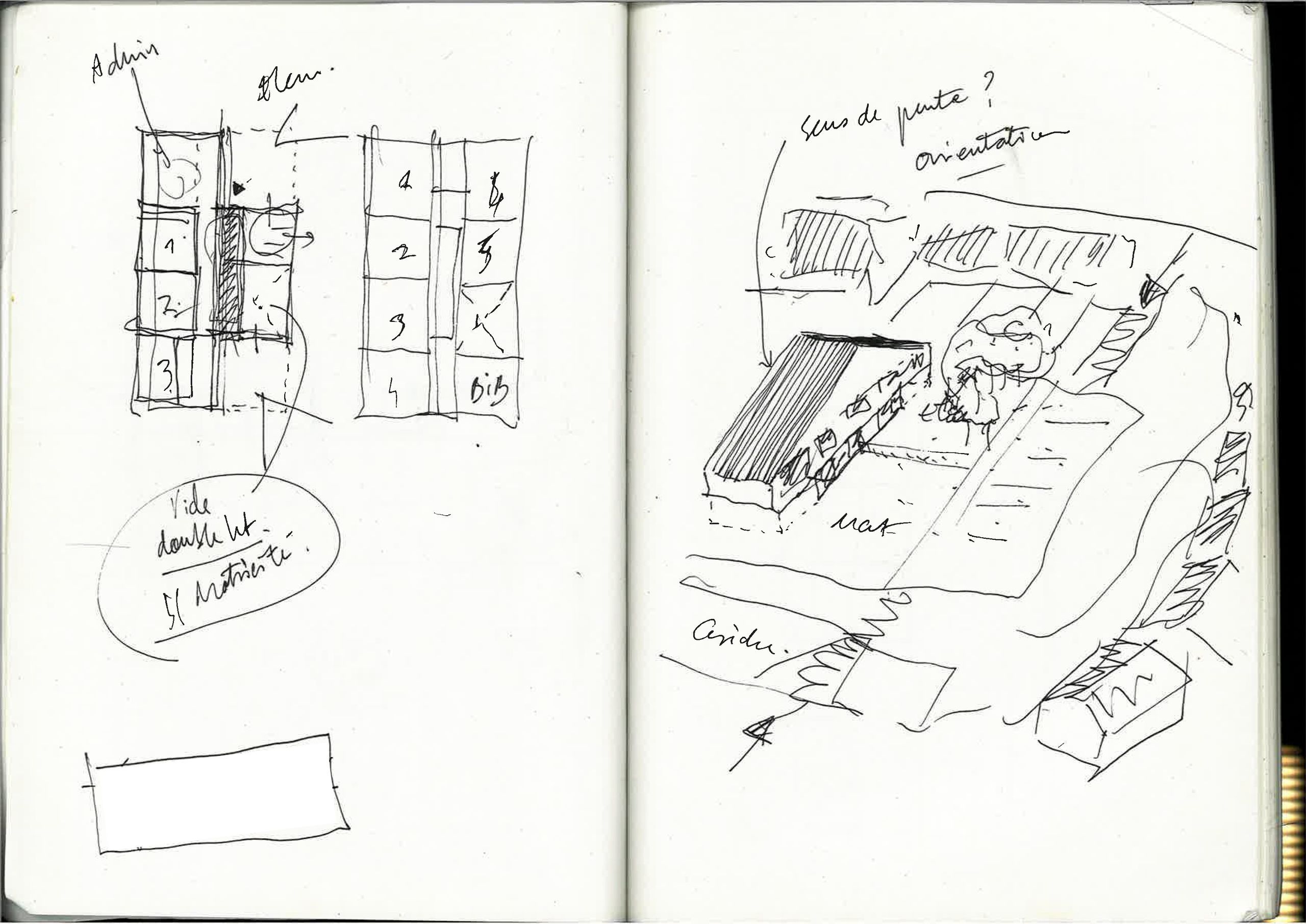 Croquis du groupe scolaire Louis Pergaud à Levier : schémas de plan et axonométrie montrant bâtiment compact en bois, atrium central et vaste cour extérieure.