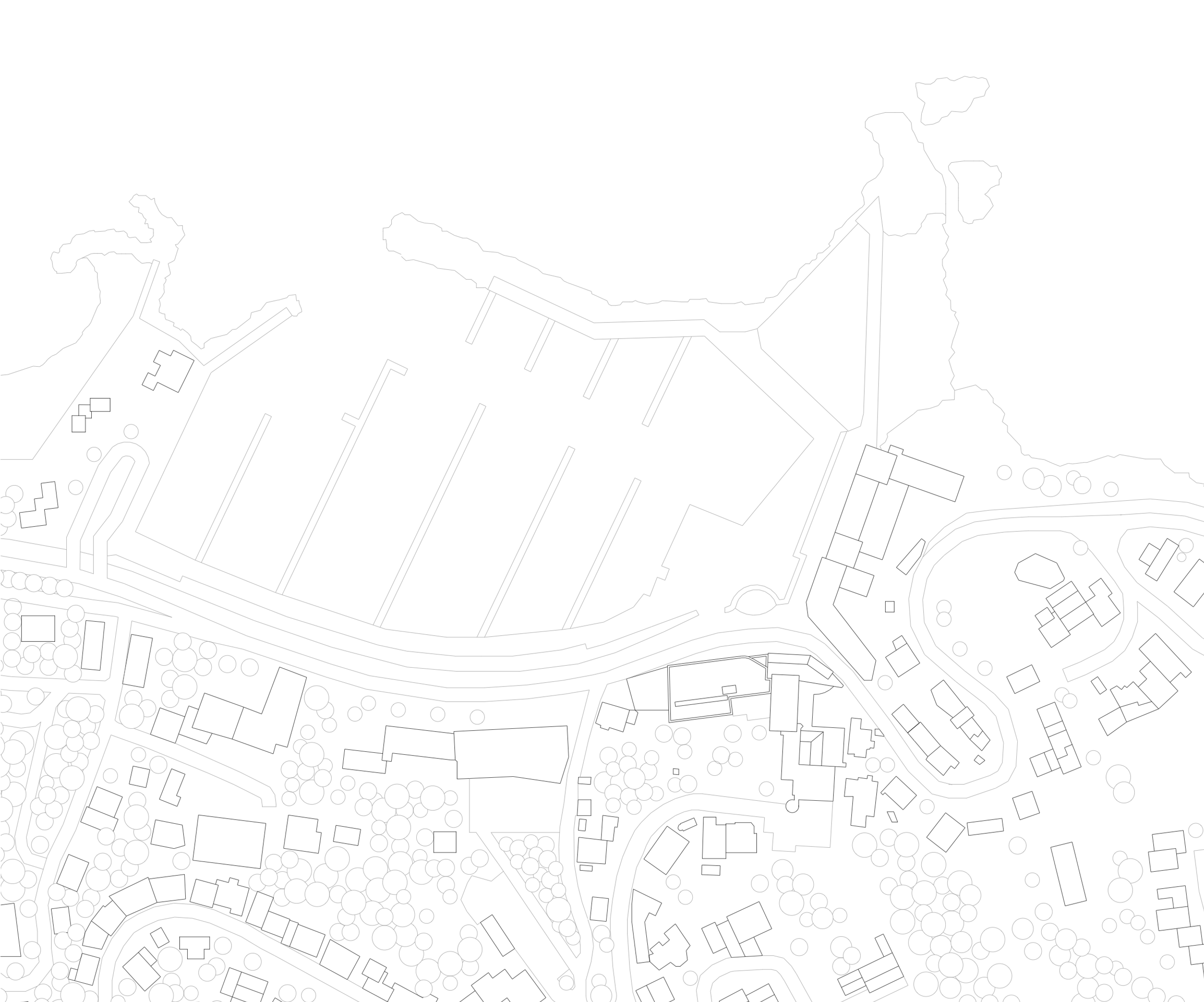 Plan masse du Biodiversarium à Banyuls-sur-Mer, inséré entre falaise et port, montrant le volume compact en front de quai et son articulation au tissu urbain.