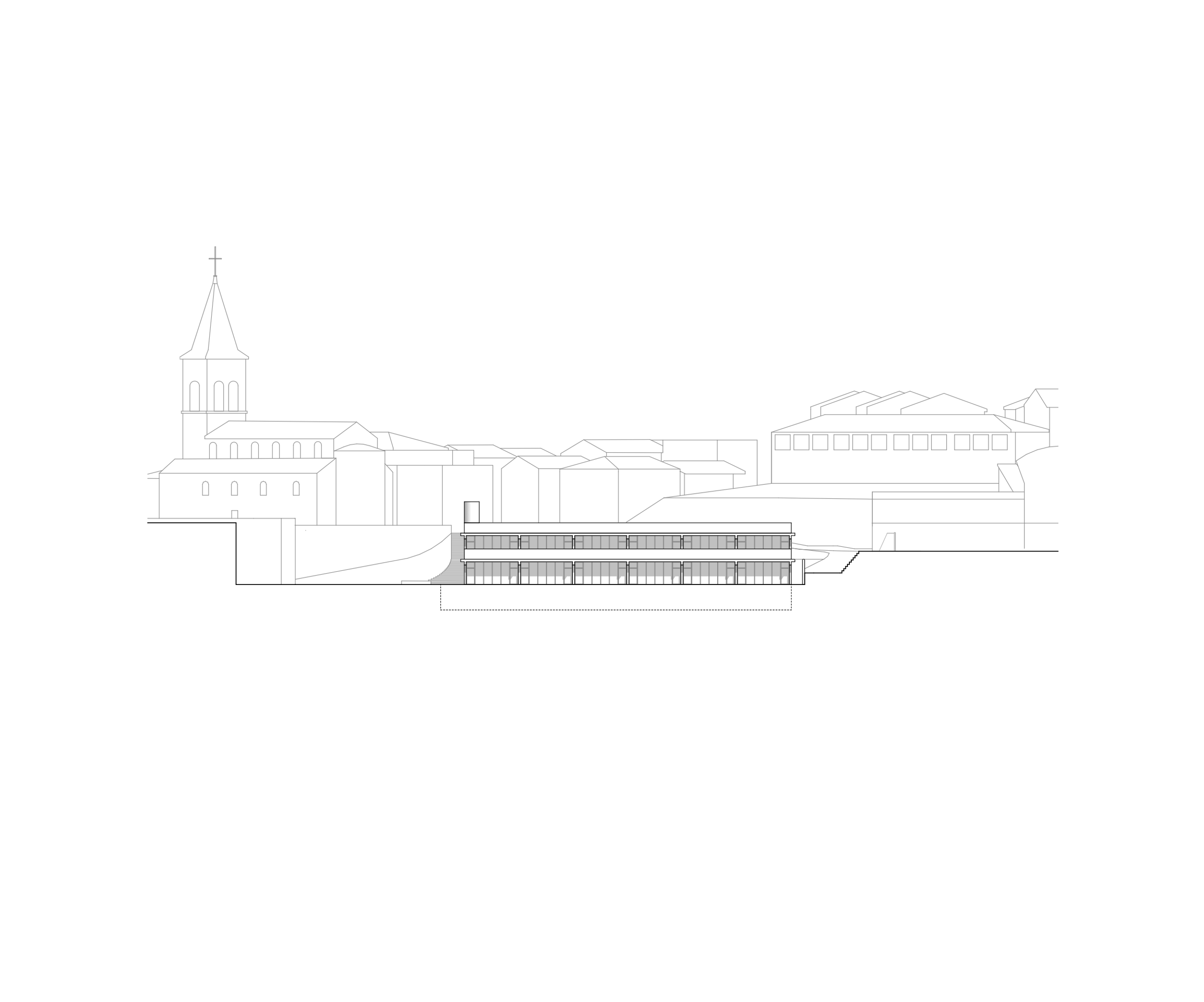 Coupe urbaine de la Maison des familles à Limonest, volume en terrasses encastré dans la pente sous le parvis de l’église, façades horizontales largement vitrées.