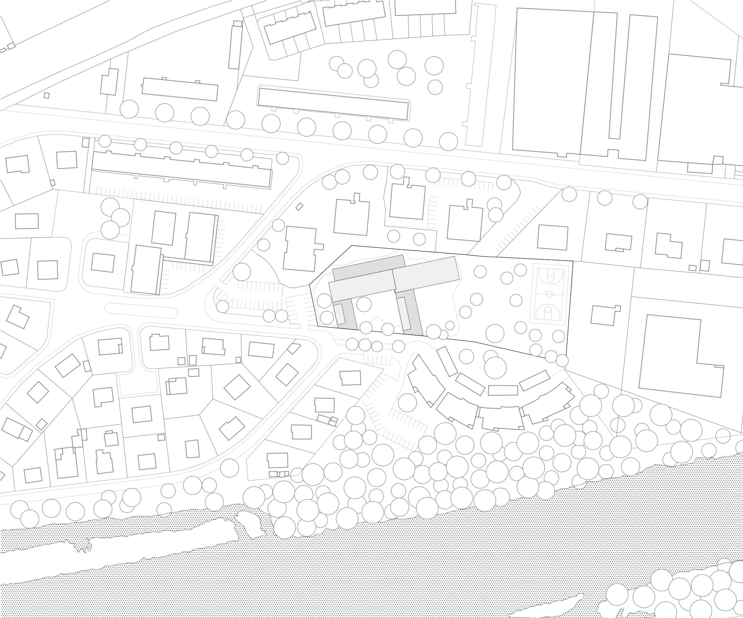 Plan masse du groupe scolaire du Bouchet à Bonneville, montrant la restructuration en L au centre de la parcelle, les cours, les préaux neufs et le front boisé en rive.