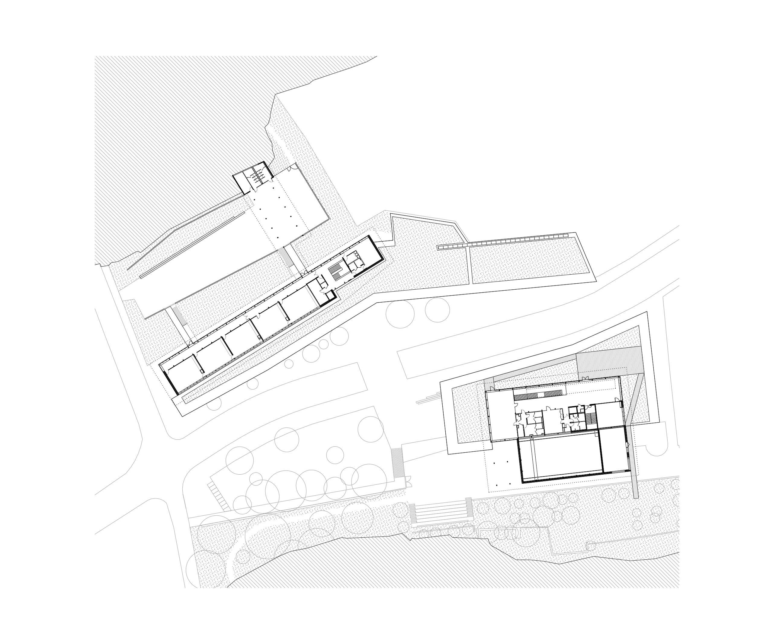 Plan masse de la médiathèque et du School complex Claudie Haigneré aux Pennes-Mirabeau, volumes en terrasses épousant la pente et la rue dans un vallon boisé.