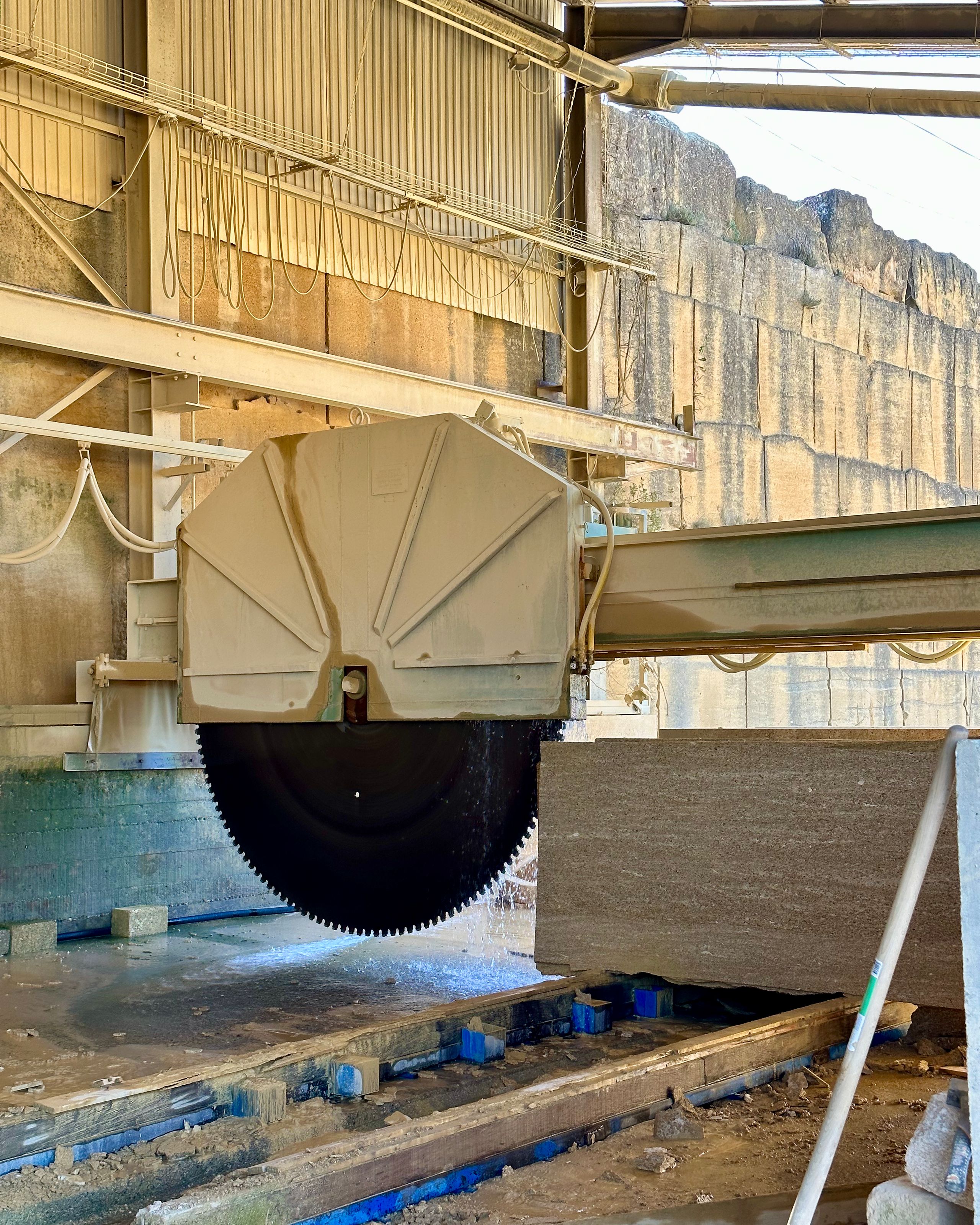Bloc de pierre massive scié en carrière pour le Pôle culture et jeunesse à Vaison-la-Romaine, illustrant le matériau brut de l’enceinte minérale du projet.