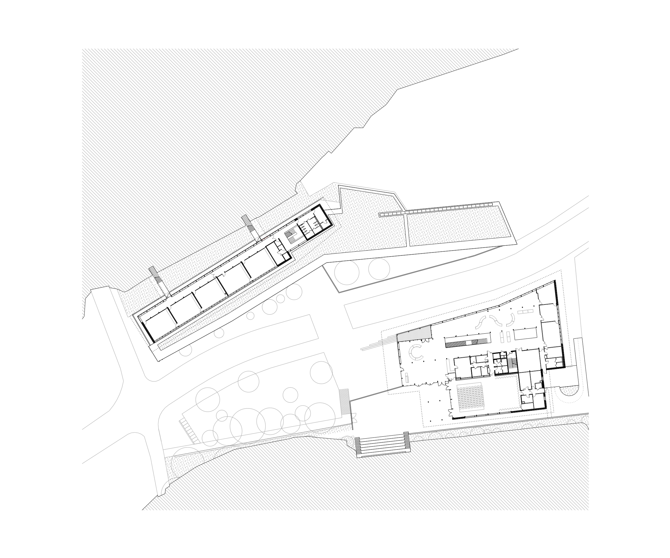 Plan masse de la médiathèque et du School complex Claudie Haigneré aux Pennes-Mirabeau, volumes en terrasses épousant le vallon boisé de part et d’autre de la rue.