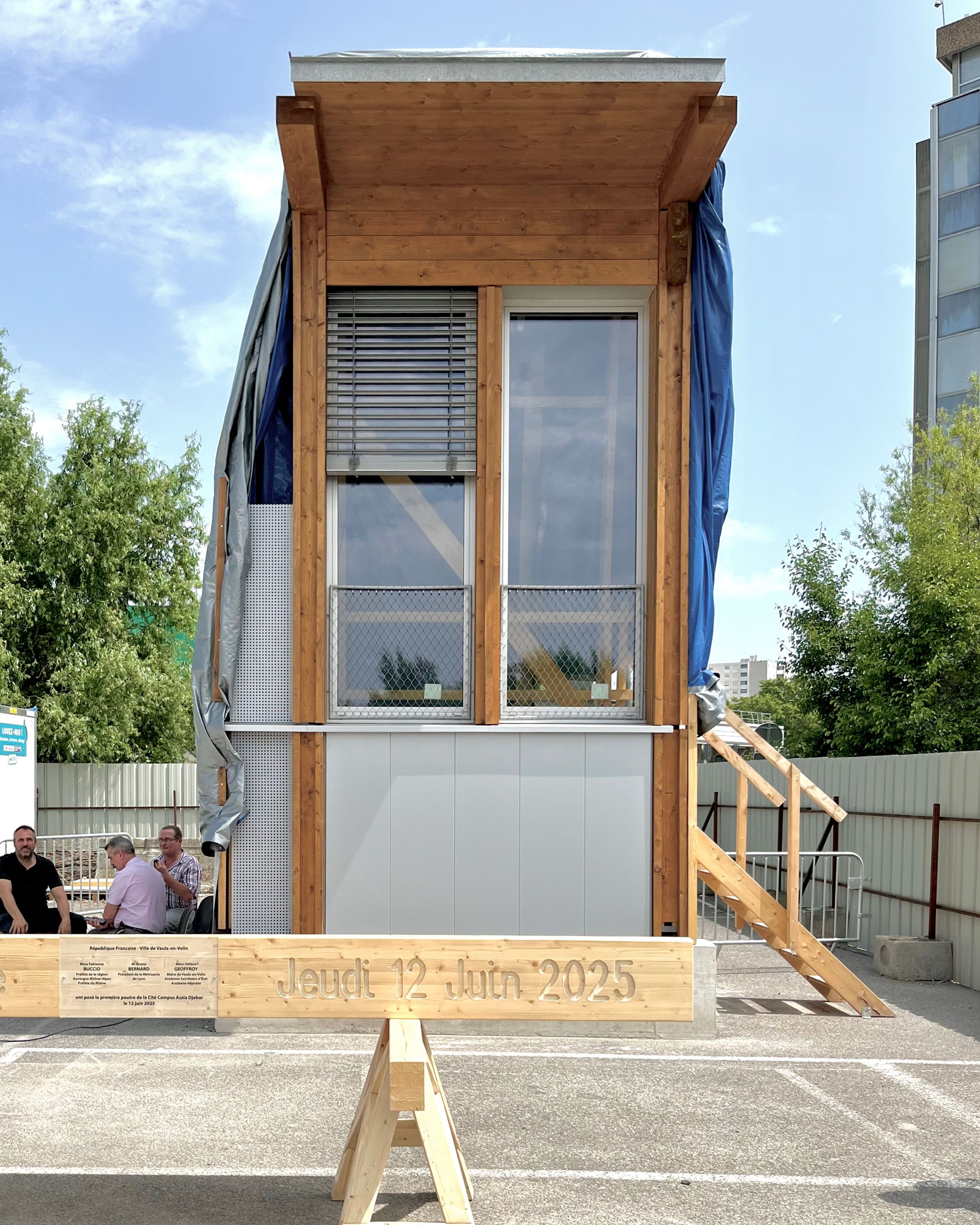 Prototype bois de la Cité campus Assia Djebar à Vaulx-en-Velin, façade test avec ossature apparente, bardage, menuiseries vitrées et protections solaires.