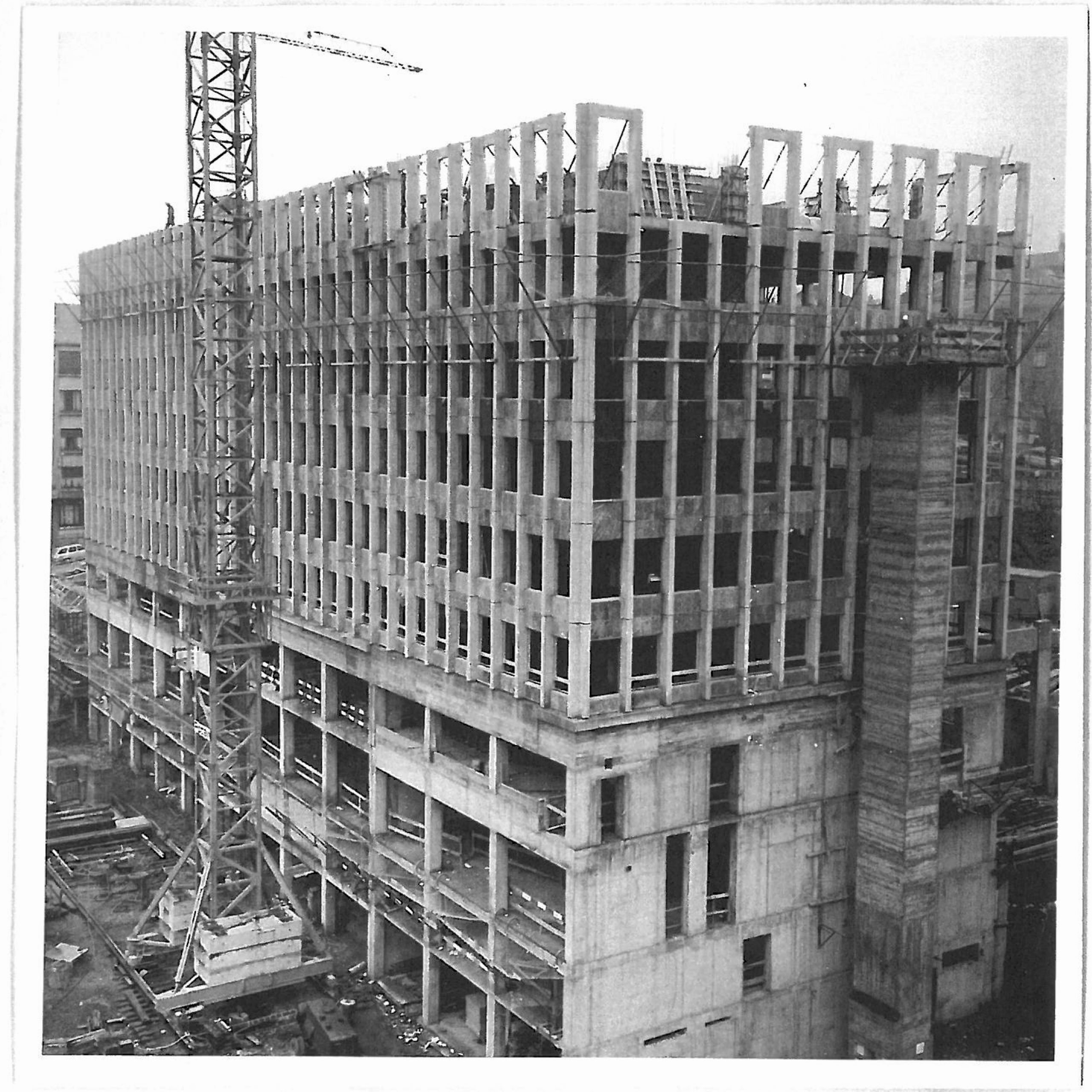 Vue d’archive de l’IGH Émile Loubet à Saint-Étienne en chantier, montrant le socle massif et la tour en béton armé à trame régulière, avant réhabilitation.