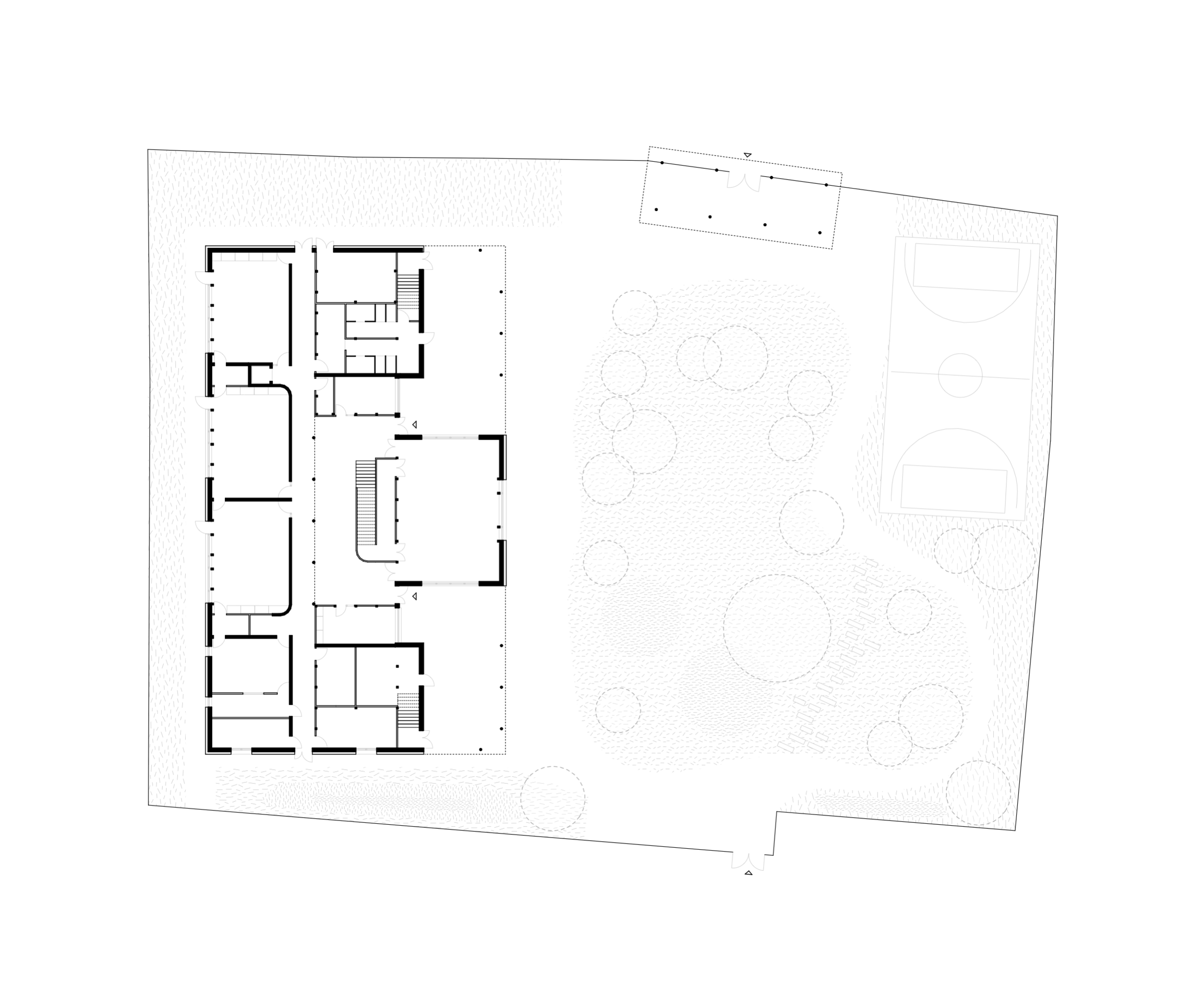 Plan masse du Groupe scolaire Louis Pergaud à Levier : bâtiment compact en limite de parcelle, atrium central, vaste cour arborée et terrains de sport.