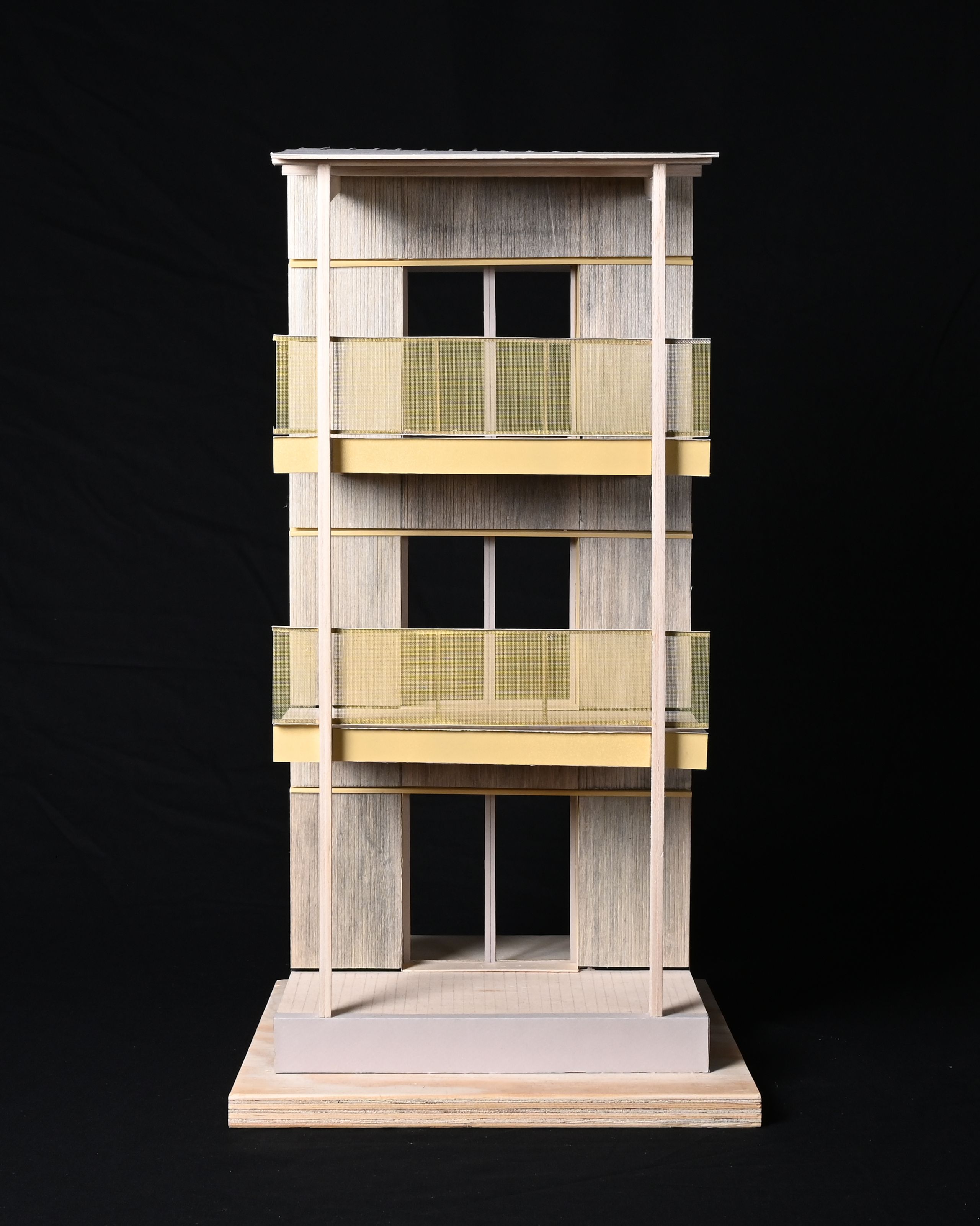 Maquette bois des 84 logements à Trévoux par Tectoniques, volume en paliers avec exo-structure, façades à ossature bois et larges balcons filants orientés au sud.