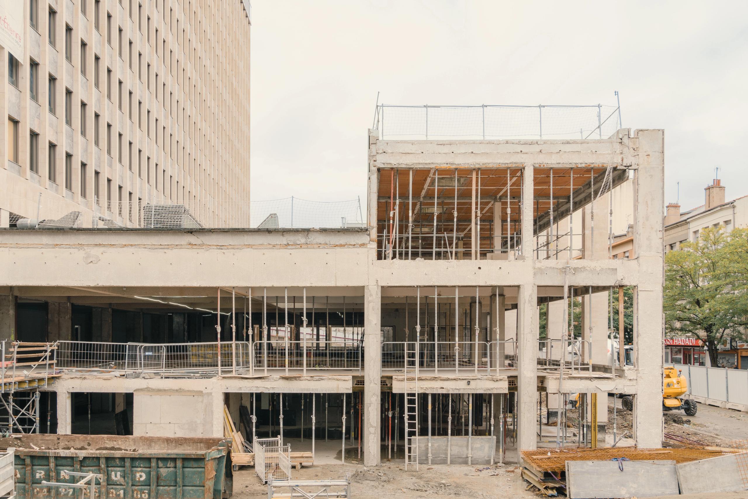 Chantier de réhabilitation de l’IGH Émile Loubet à Saint-Étienne, structure béton mise à nu, curage du socle et préparation des nouveaux volumes mixtes.