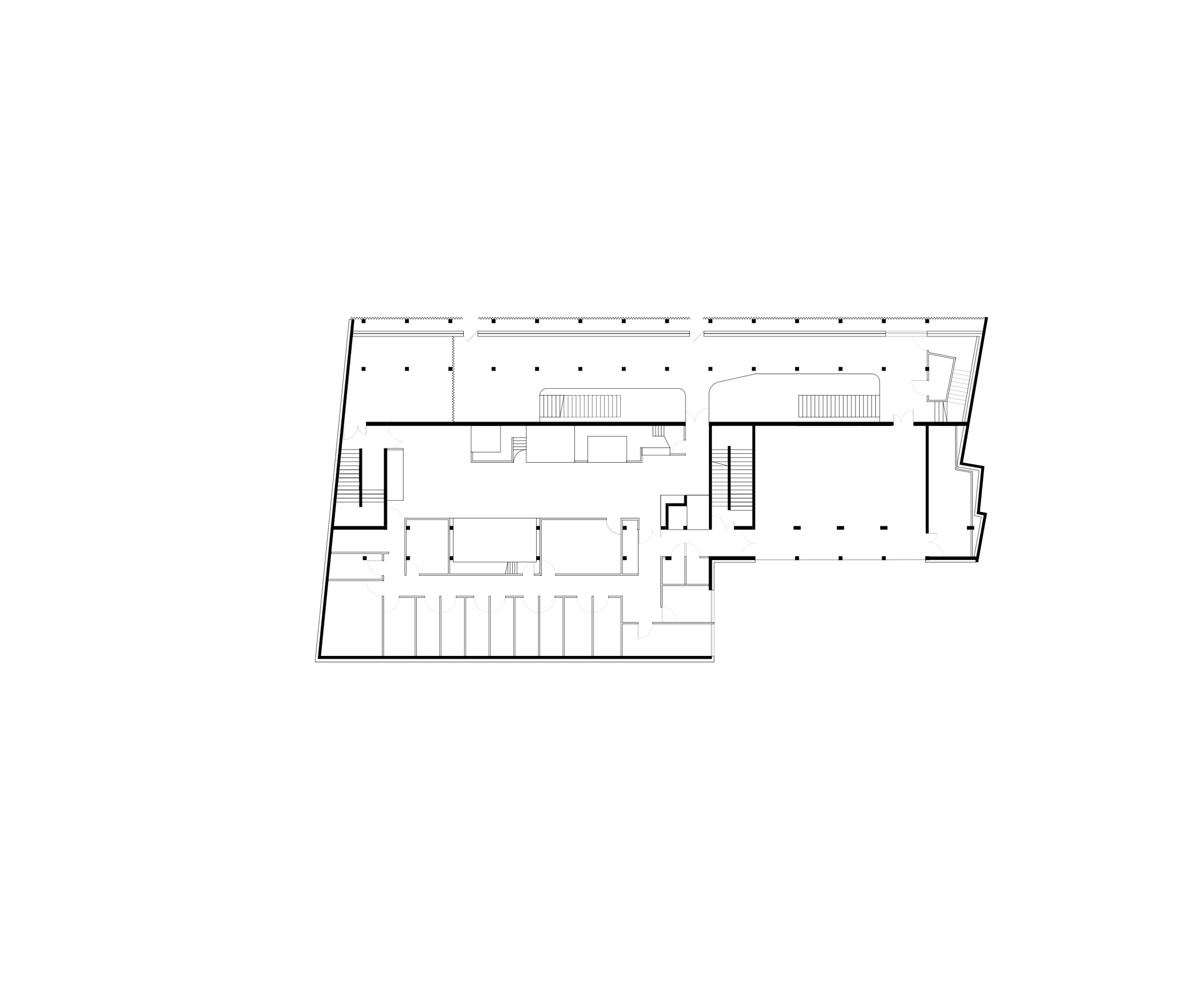 Plan de niveau du Biodiversarium à Banyuls-sur-Mer, montrant plateau d’aquariums, circulations longitudinales, noyaux de services et espaces techniques.