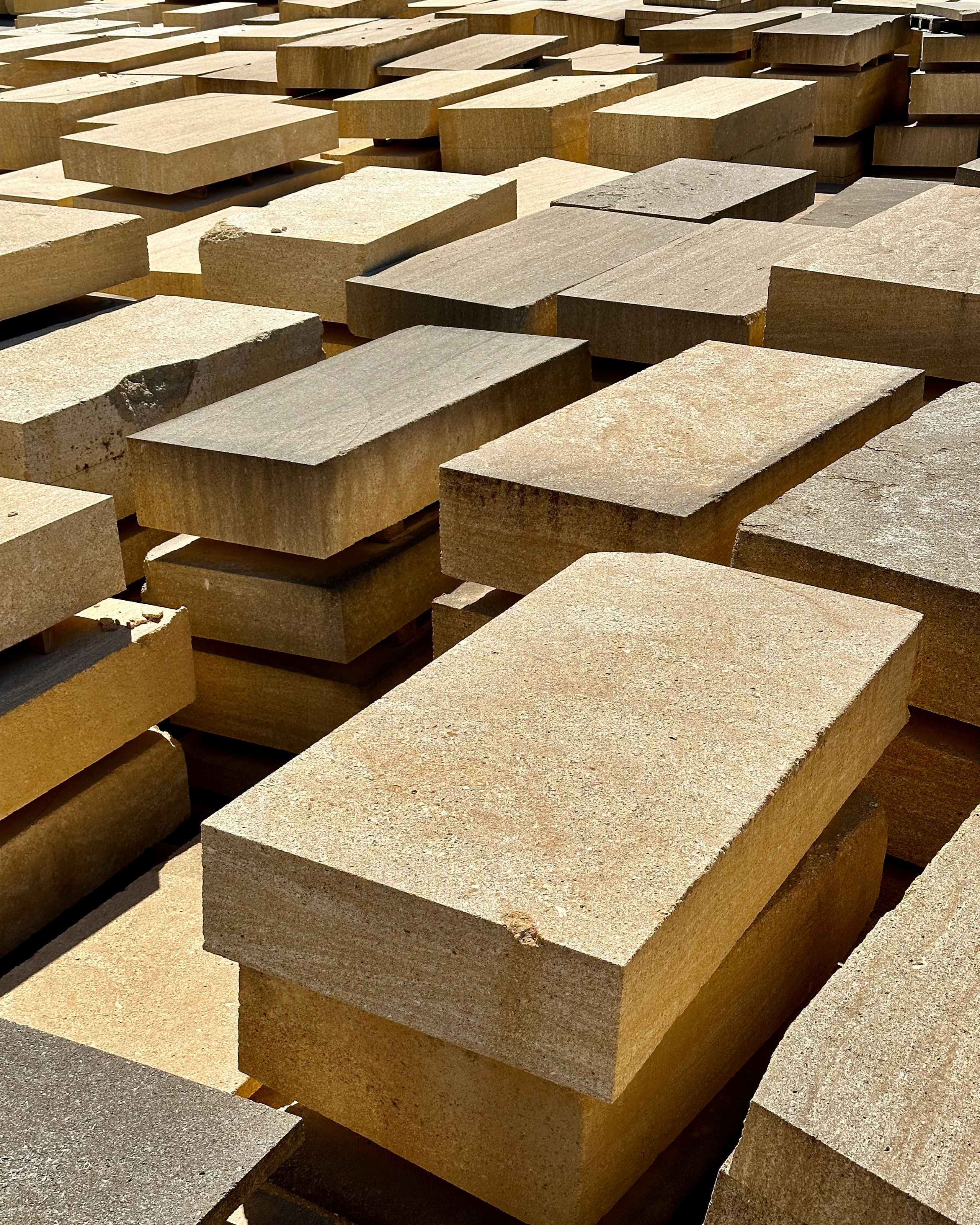 Blocs de pierre massive pour l’enceinte du Pôle culture et jeunesse à Vaison-la-Romaine, empilés en strates régulières, prêts pour la mise en œuvre.