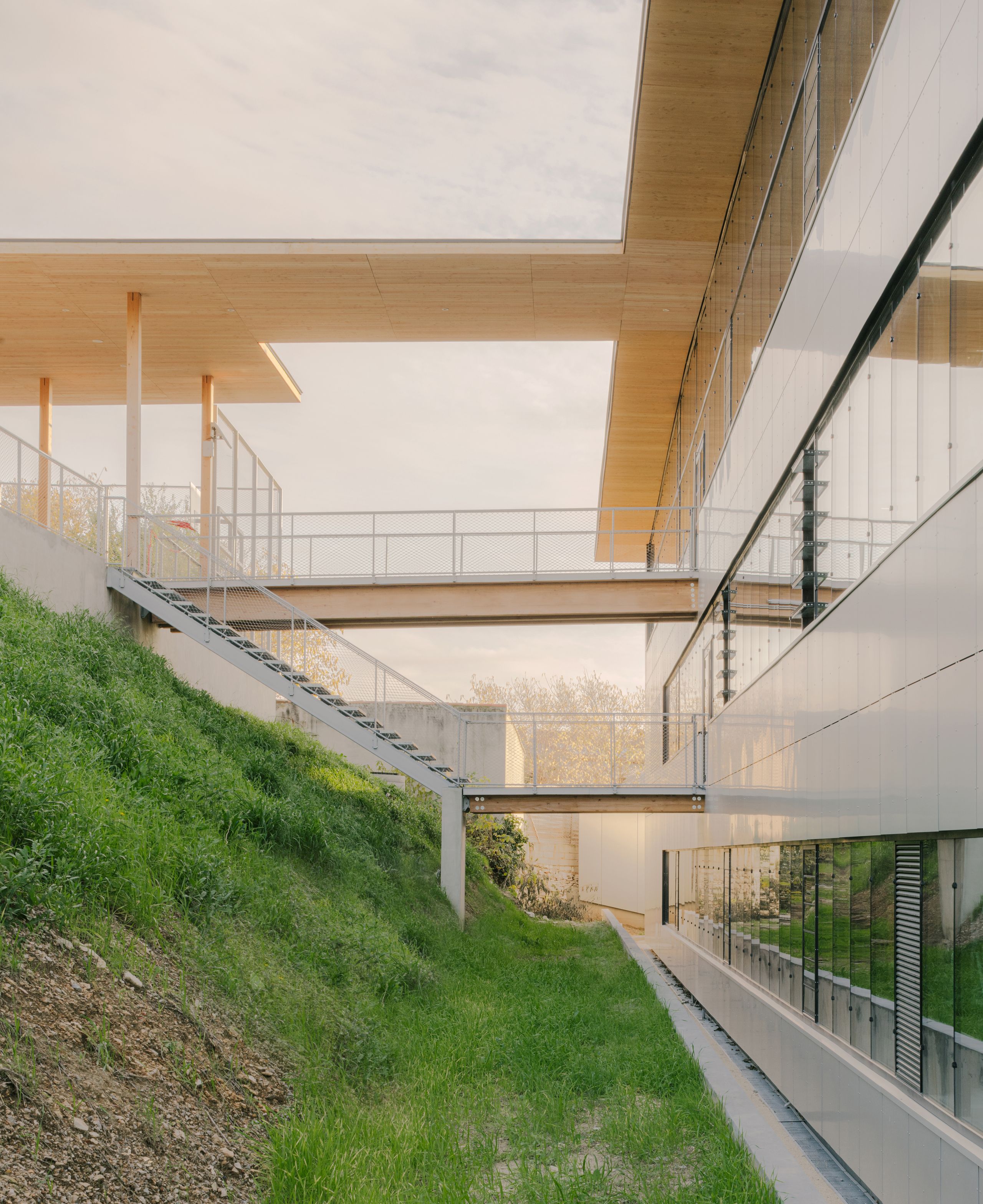 Passerelles et escaliers métalliques reliant les volumes vitrés en terrasses de la médiathèque et du School complex Claudie Haigneré aux Pennes-Mirabeau.