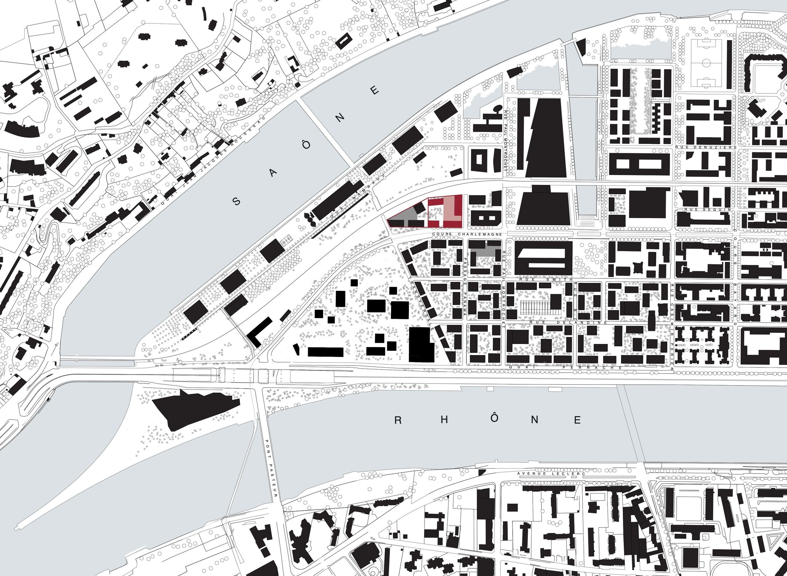 Plan masse schématique en noir, blanc et gris de la presqu’île lyonnaise entre la Saône et le Rhône, montrant le tissu urbain dense du quartier de la Confluence ; l’îlot du projet logements, bureaux et gymnase Tectoniques est mis en évidence en rouge au nord du site, le long du cours Charlemagne, au contact d’îlots bâtis compacts et d’emprises plus ouvertes en rive, ce qui situe précisément l’opération dans la structure urbaine et le système viaire de Lyon.