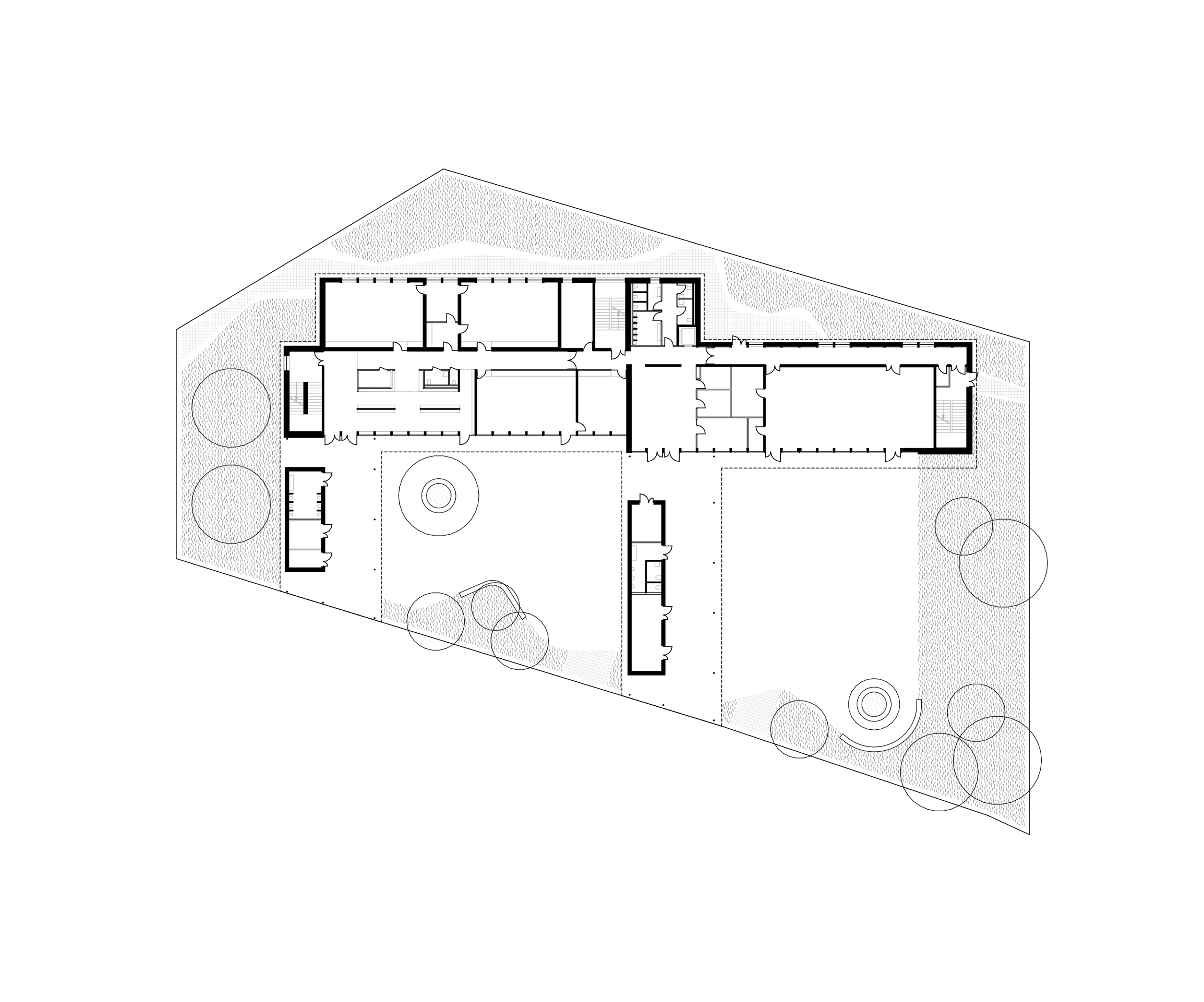 Plan masse du groupe scolaire du Bouchet à Bonneville, montrant la restructuration des ailes existantes, les nouveaux préaux perpendiculaires et les cours arborées.