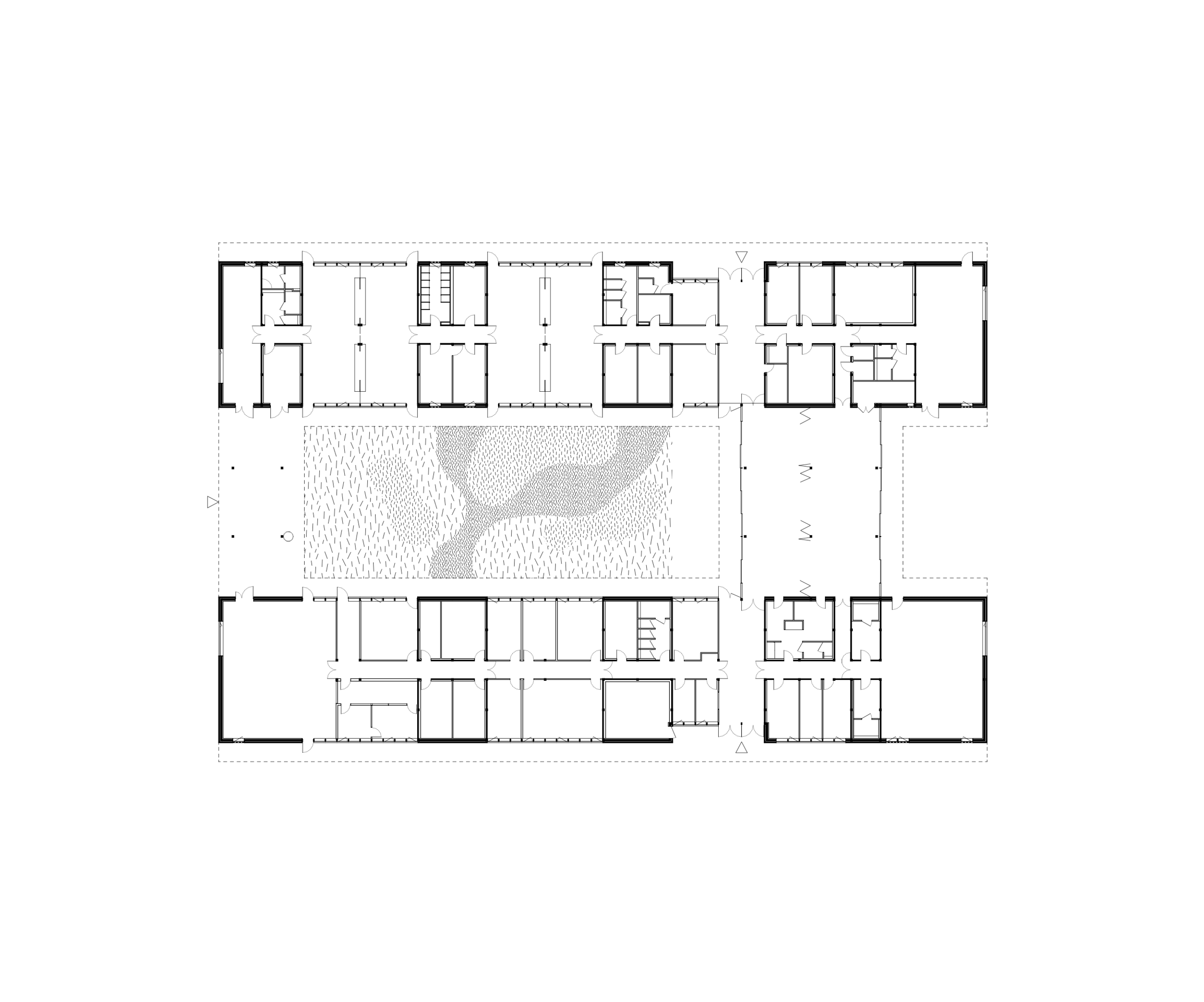 Plan masse du pôle culture, enfance et jeunesse à Saint-Valérien, bâtiment symétrique en U structuré autour d’un patio paysager central distribuant les deux ailes.