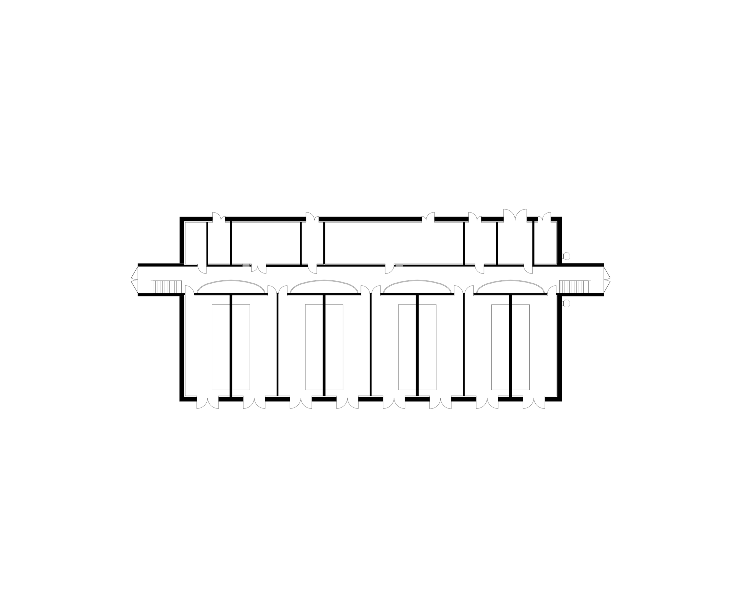 Plan en coupe du poste source de Cusset à Villeurbanne, montrant une enfilade de nefs techniques symétriques, circulations latérales et noyaux de distribution.