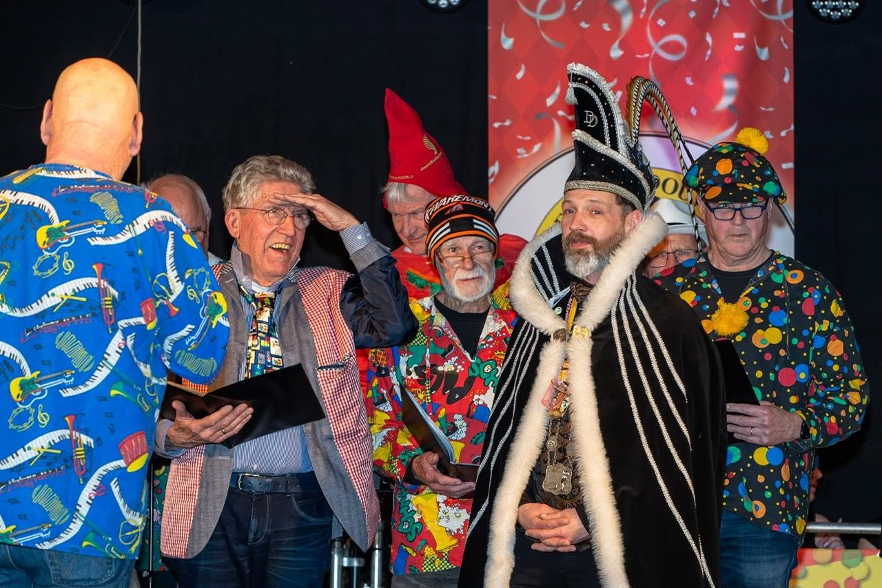Mannenkoor Spontaan zingt gezamenlijk uit zwarte koormappen