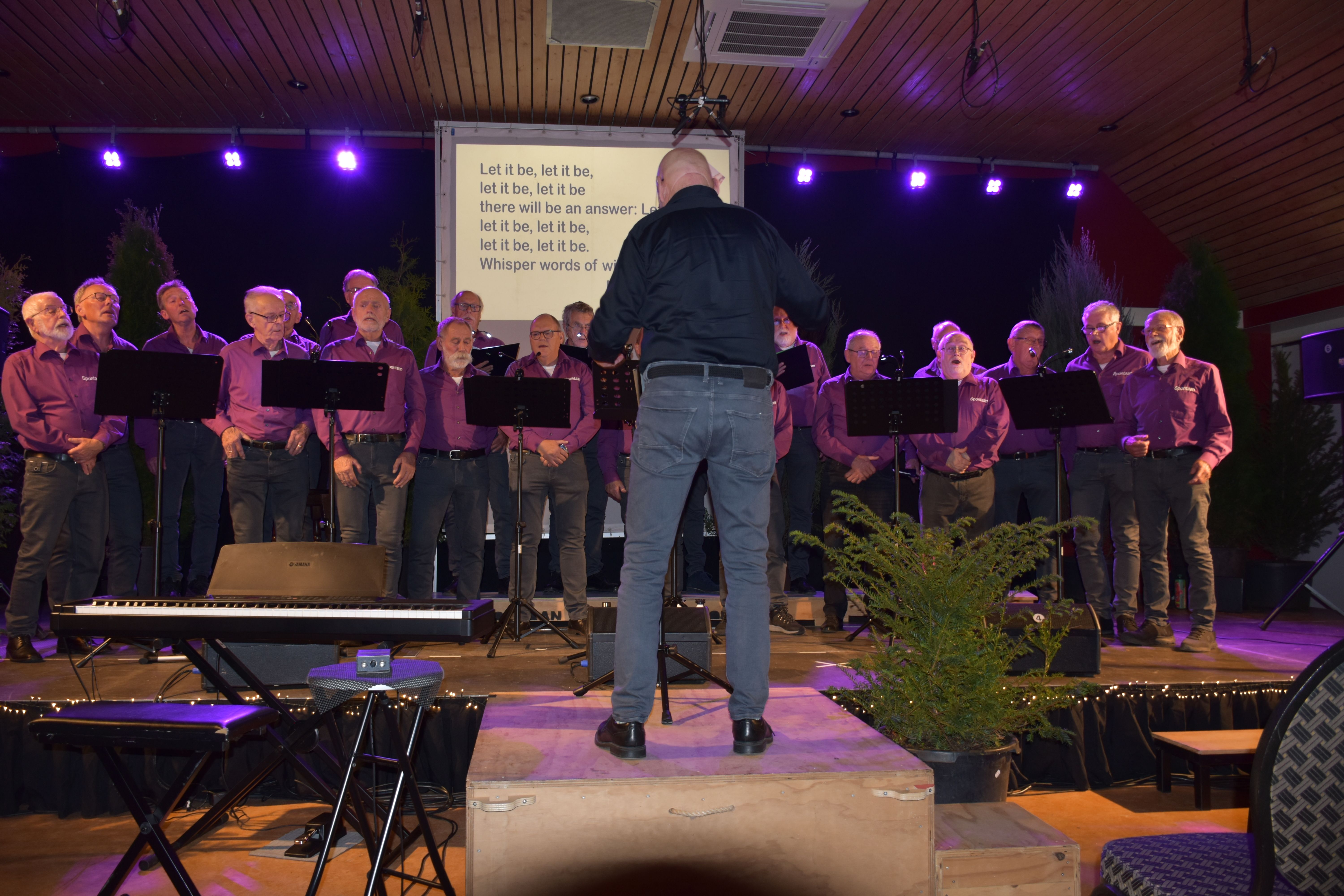 Zanggroep Spontaan zingt samen als mannenkoor