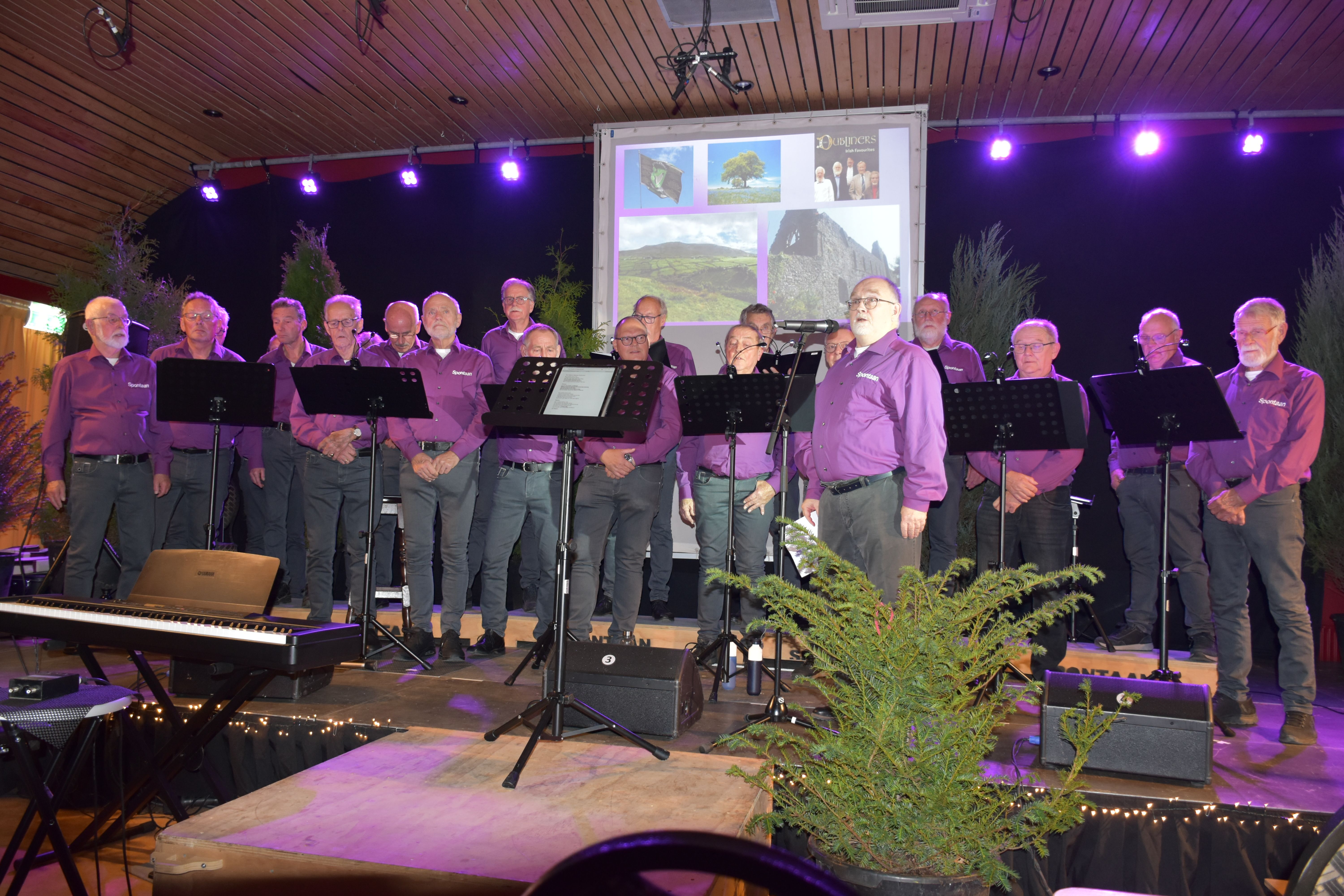 Leden van Zanggroep Spontaan zingen gezamenlijk uit koormappen