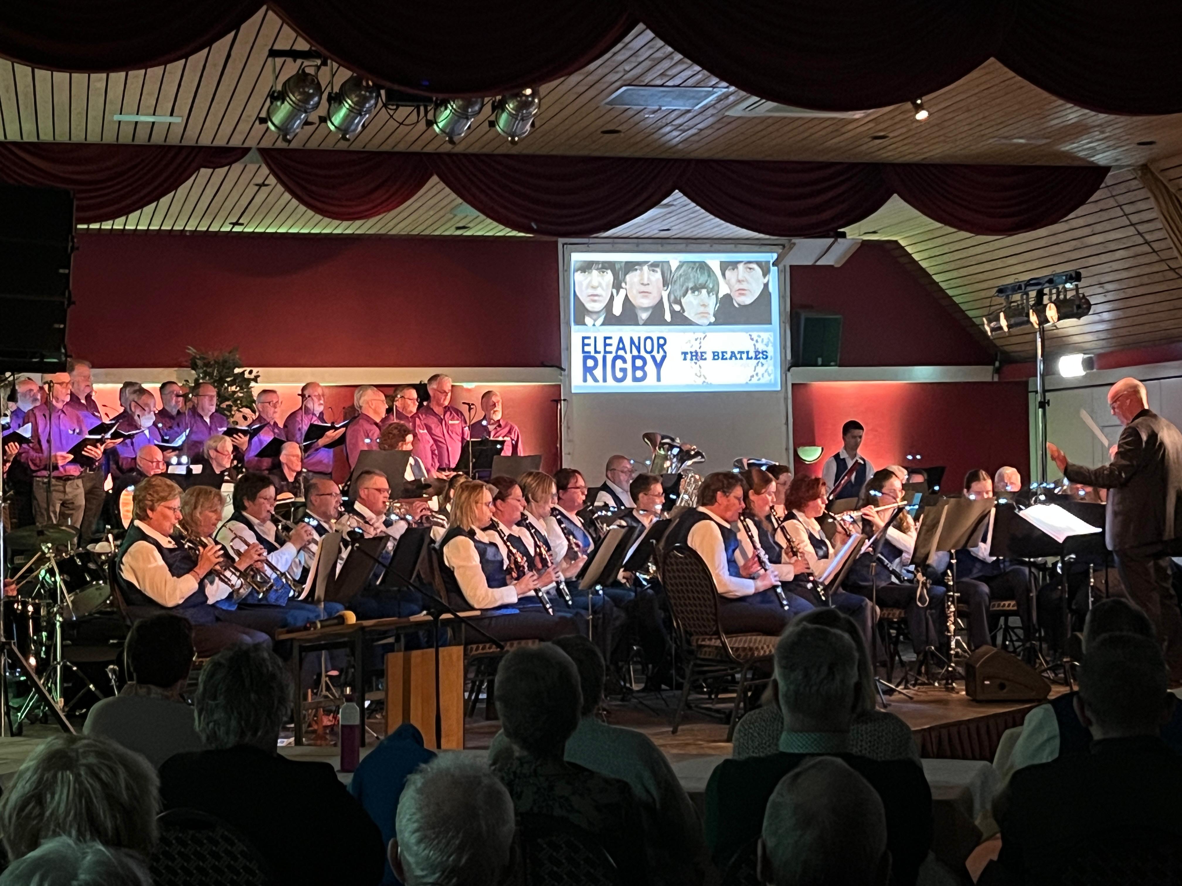 Zanggroep Spontaan zingt onder leiding van de dirigent