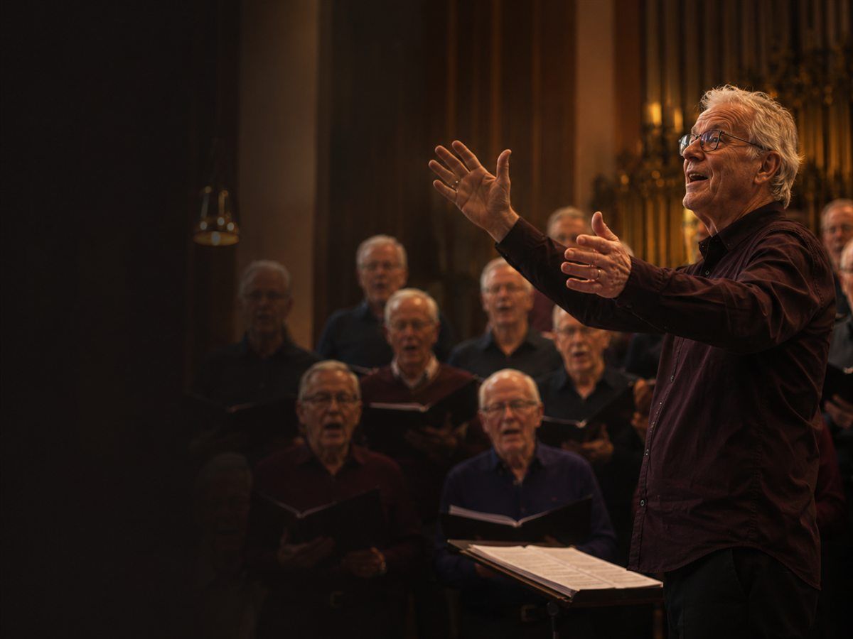 De dirigent van Zanggroep Spontaan leidt het mannenkoor