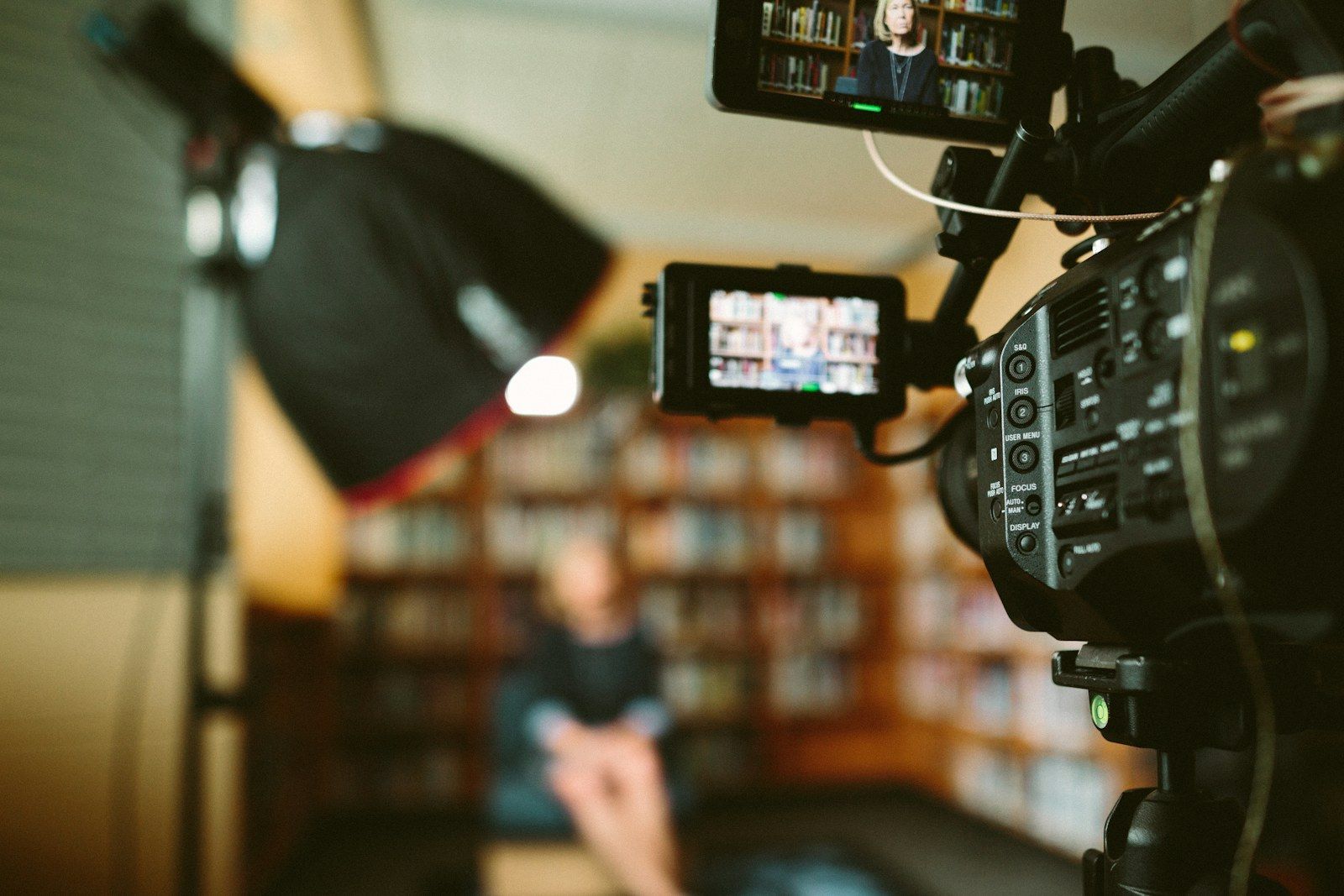 Interview-Setup vor Bücherregal als Symbol für ruhige Interview-Location mit Hintergrundtiefe