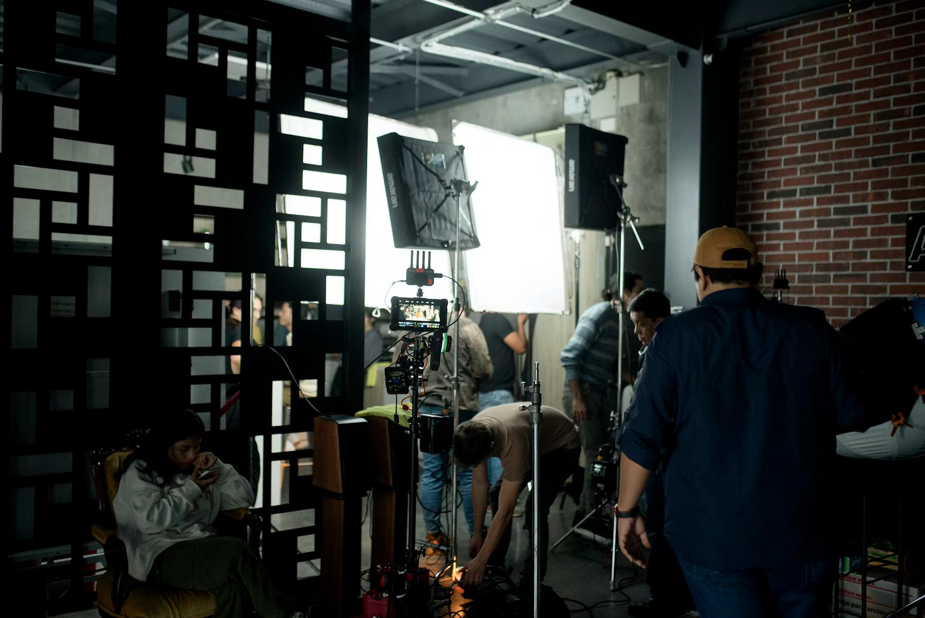 Filmcrew bereitet einen Dreh an einer Location vor