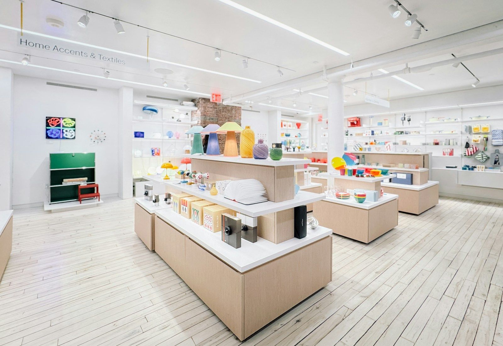 Moderner Laden mit Regalen und Produkten als Motiv für Retail-Filmlocations.