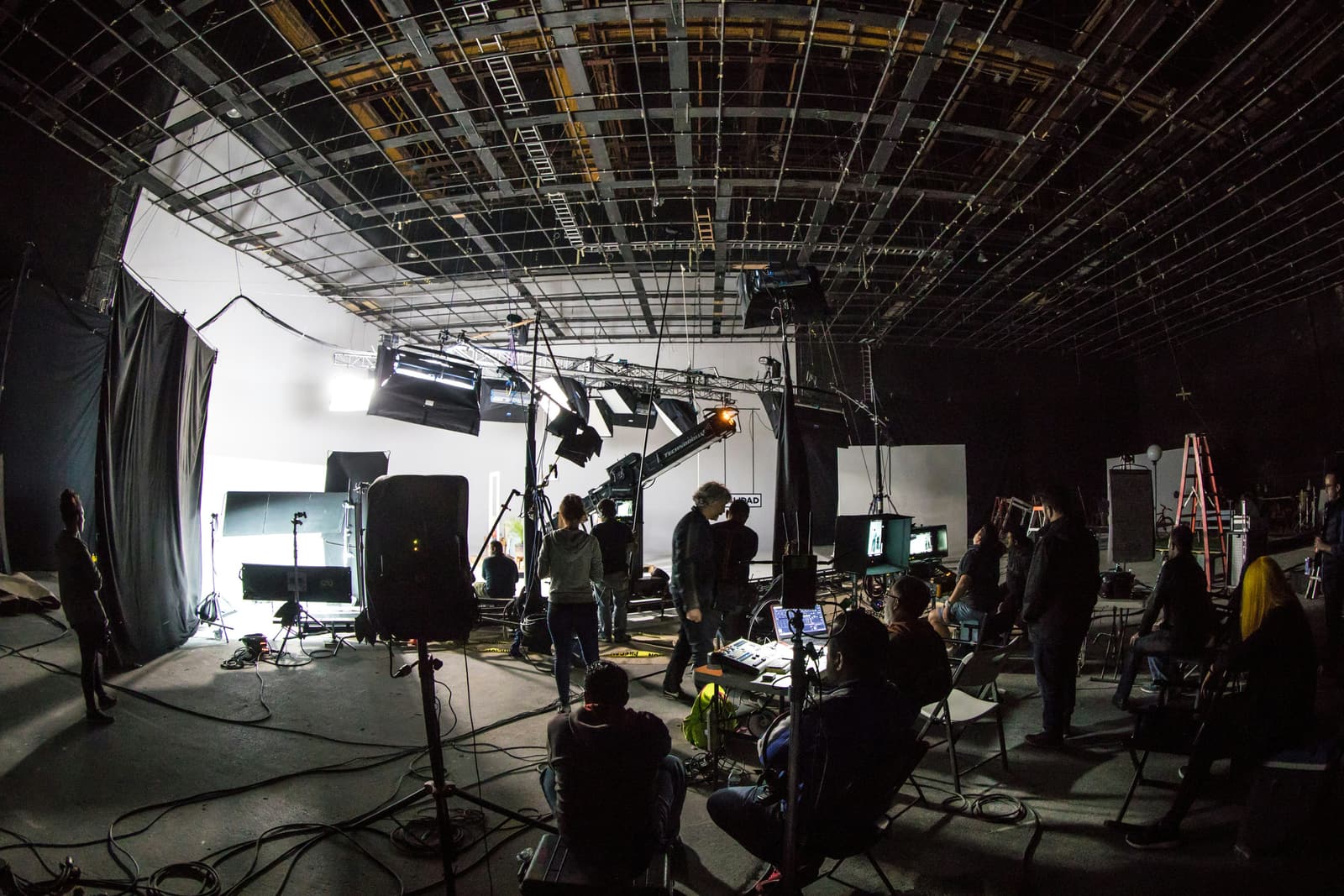 Filmteam mit Equipment als Beispiel für Aufwandstreiber bei Locationkosten.