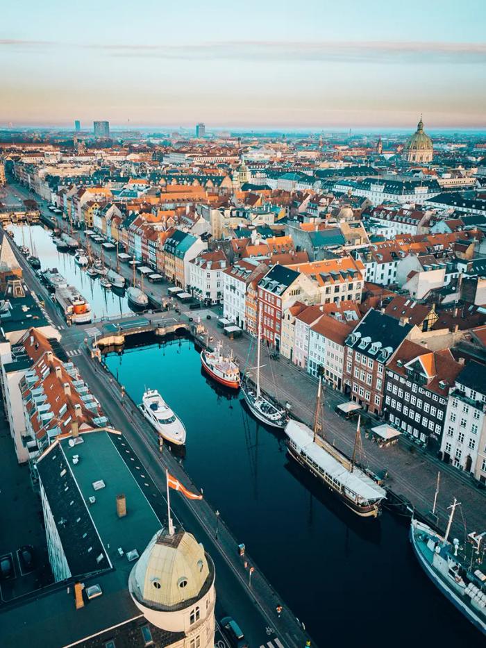 En luftfoto af en by med både anløbet i en kanal.