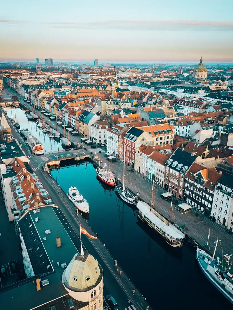 En luftfoto af Københavns by, der viser dens gæld i ejendom.
