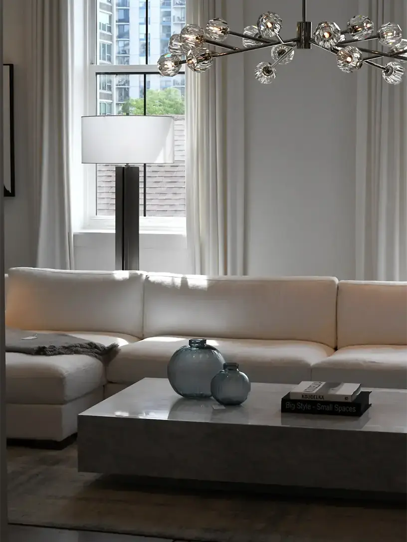 Istandsat bolig fra tvangsauktion med en hvid sofa og et sofabord.